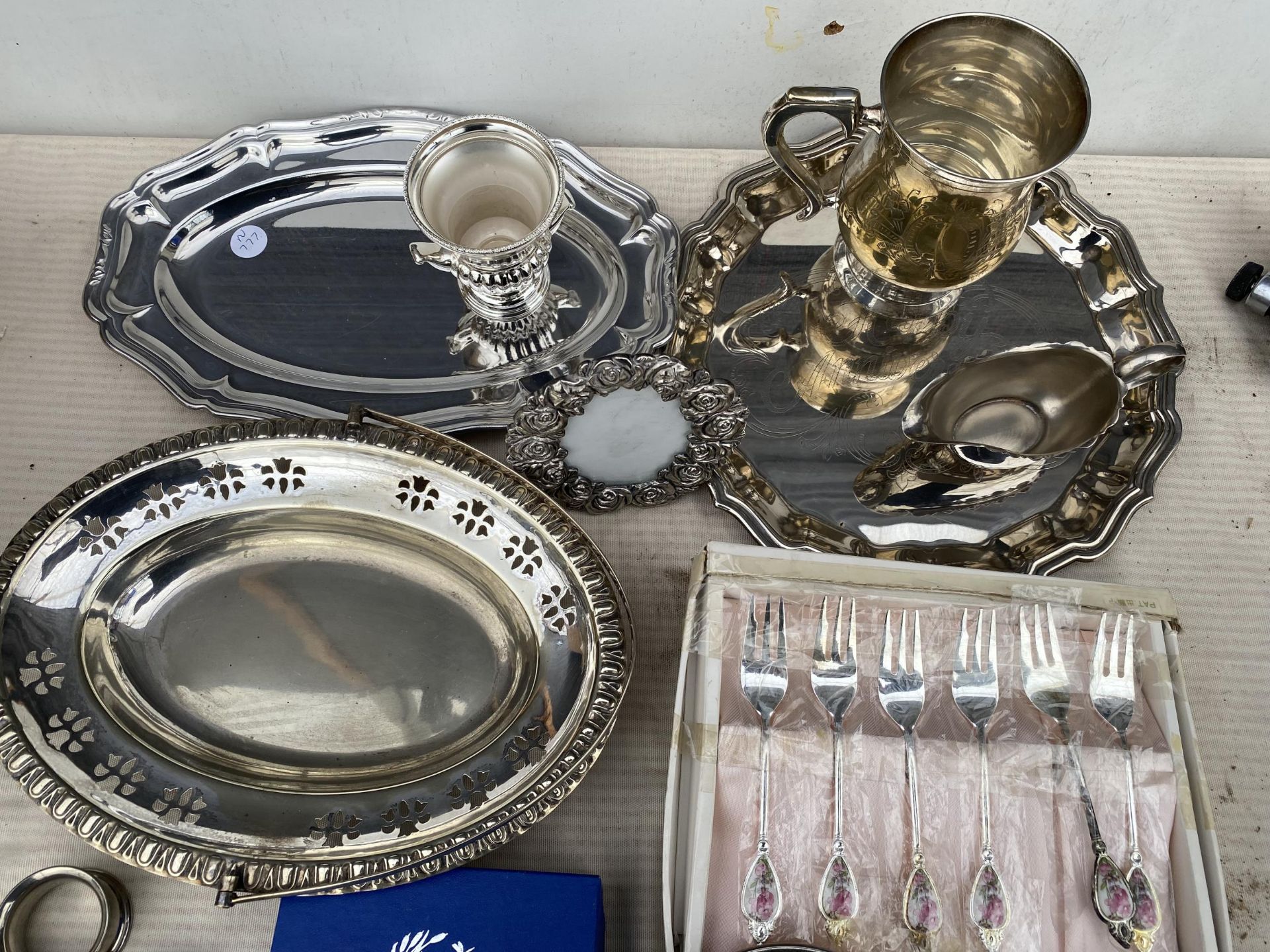 AN ASSORTMENT OF SILVER PLATED ITEMS TO INCLUDE TRAYS, TANKARDS AND FLATWARE ETC - Image 2 of 4