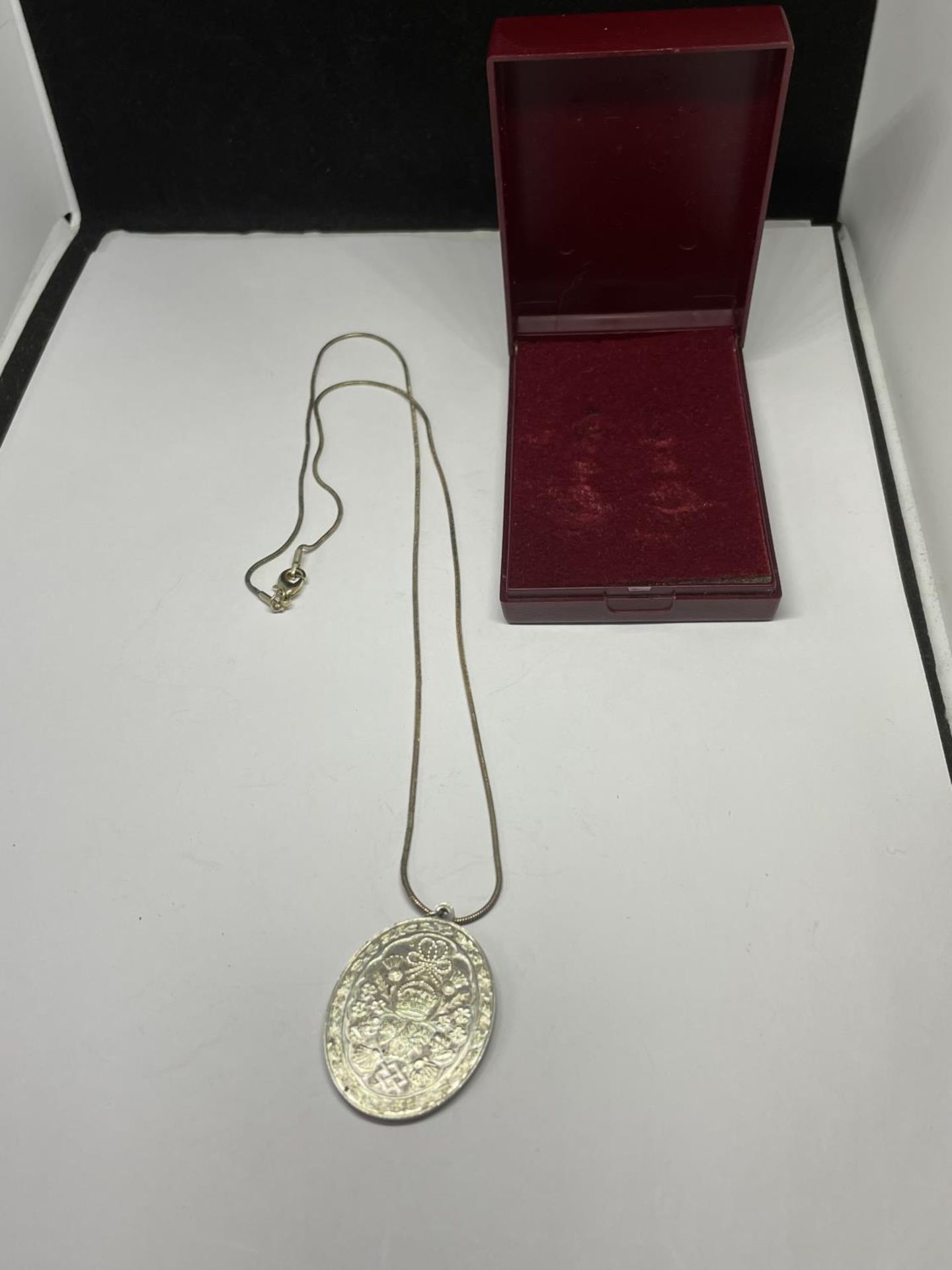 A MARKED SILVER MEDALLION IN A PRESENTATION BOX - Image 4 of 4