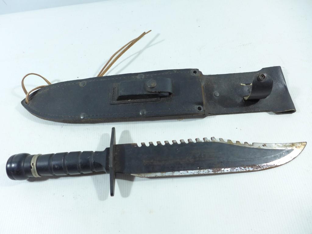 A SURVIVAL KNIFE AND SCABBARD, 25CM BOWIE BLADE