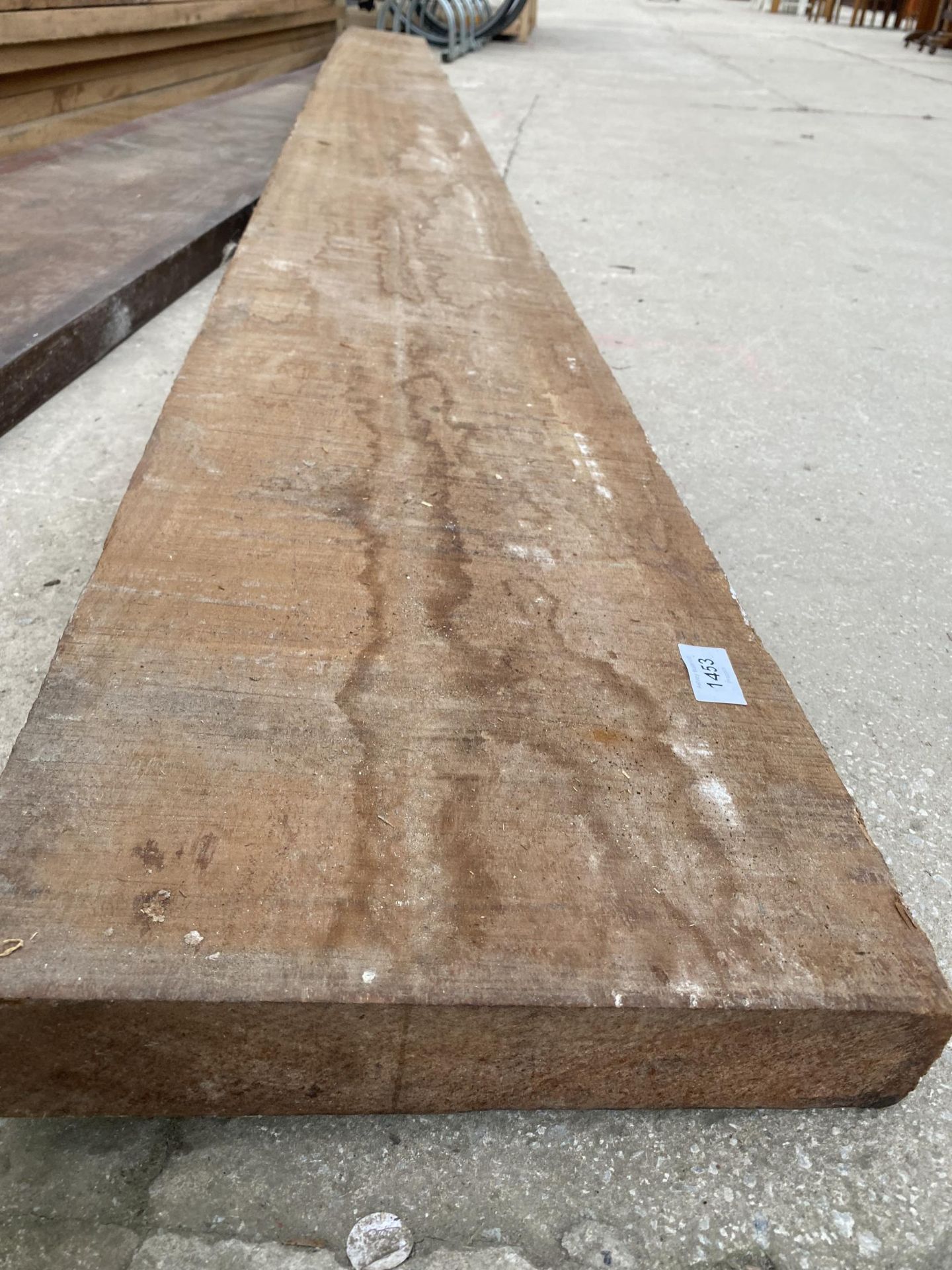 A LENGTH OF IROKO TIMBER (L:14FT 2" W:12" T:2.5") AND A FURTHER PIECE OF MAHOGANY (L:10FT 6" W:16" - Bild 3 aus 4