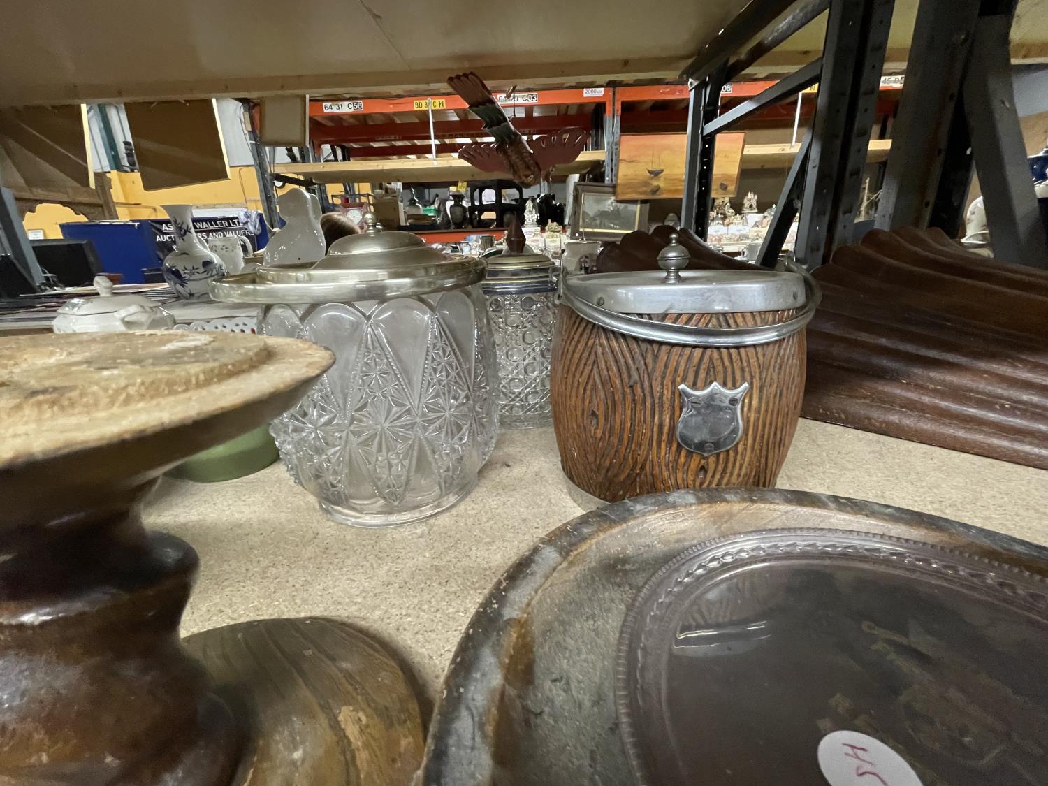 A QUANTITY OF TREEN ITEMS TO INCLUDE AN ICE BUCKET, BOWL AND BARLEY TWIST CANDLESTICK PLUS TWO GLASS - Image 3 of 3