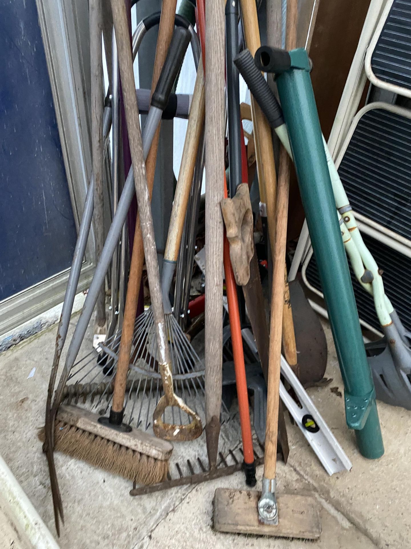 A LARGE ASSORTMENT OF GARDEN TOOLS TO INCLUDE RAKES, BRUSHES AND SPADES ETC - Image 2 of 3