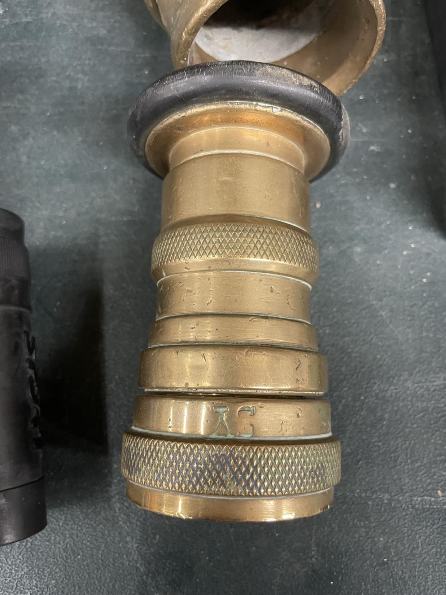 A HEAVY BRASS VINTAGE FIRE HOSE NOZZLE AND FITTING - Image 2 of 2