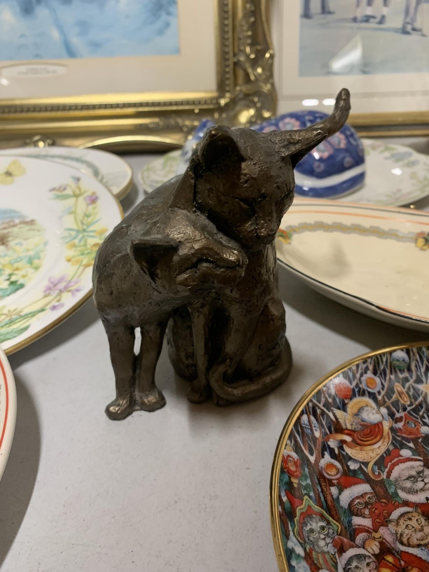 A QUANTITY OF ITEMS TO INCLUDE A CAT FIGURE, A FRANKLIN MINT 'SANTA CLAWS' CABINET PLATE, PLATES, - Image 2 of 5