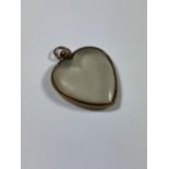 A VINTAGE 9CT YELLOW GOLD & CLEAR GLASS CASED HEART PENDANT