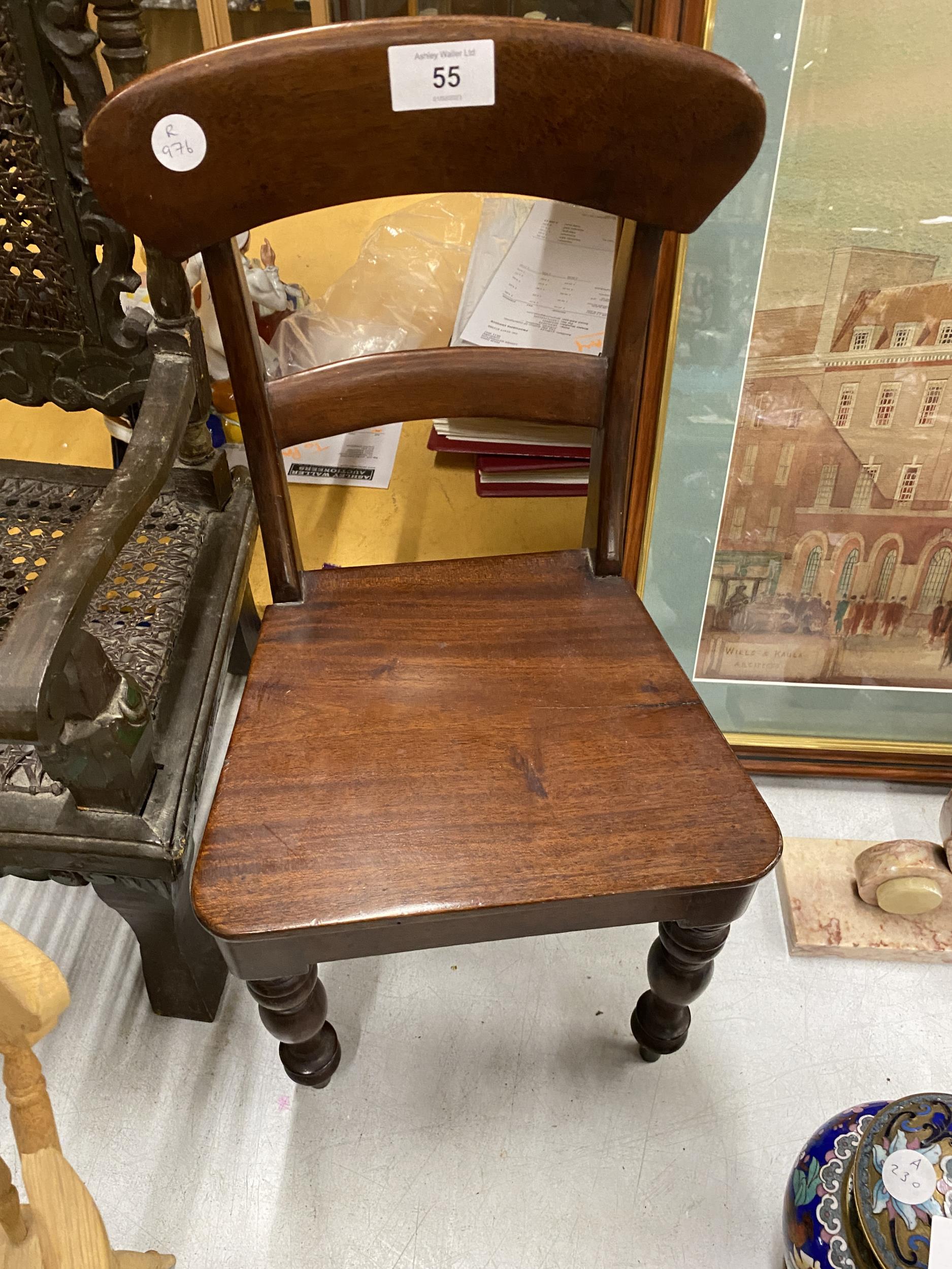 A GROUP OF THREE VINTAGE DOLLS CHAIRS TO INCLUDE MAHOGANY & GOTHIC CARVED EXAMPLE, TALLEST 52CM - Bild 2 aus 3