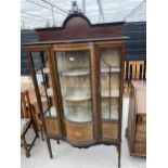 AN EDWARDIAN MAHOGANY AND INLAID BOWFRONTED CHINA DISPLAY CABINET ON TAPERED LEGS, WITH SPADE