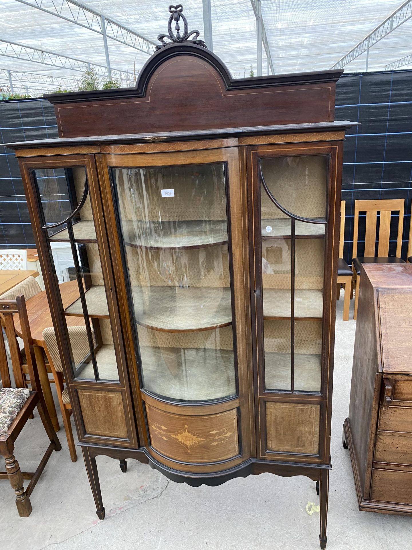 AN EDWARDIAN MAHOGANY AND INLAID BOWFRONTED CHINA DISPLAY CABINET ON TAPERED LEGS, WITH SPADE