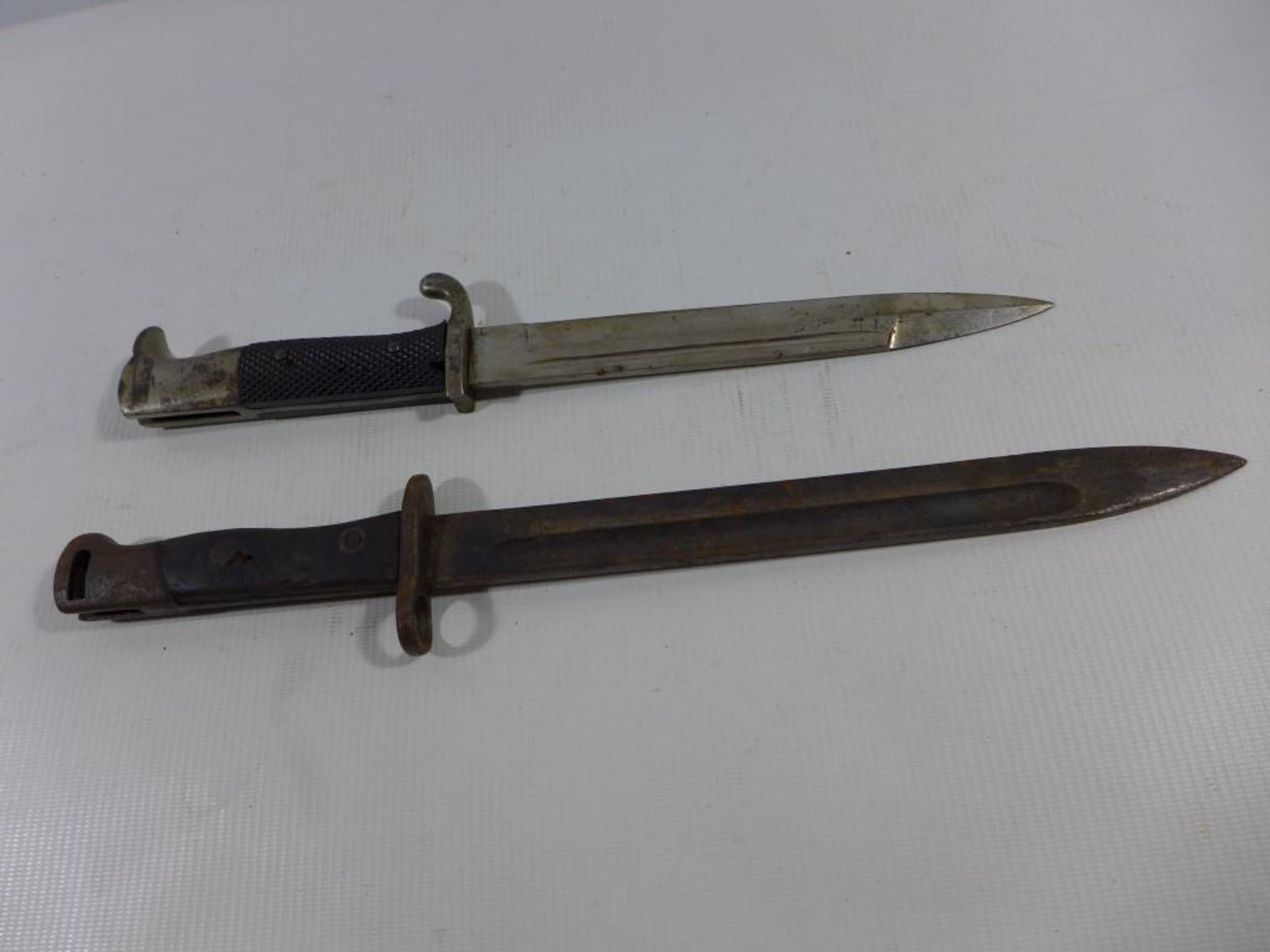 A MID 20TH CENTURY GERMAN CARBINE KS 98 BAYONET, 19CM BLADE AND A THAILAND BAYONET (A/F) 24.5CM - Image 2 of 6