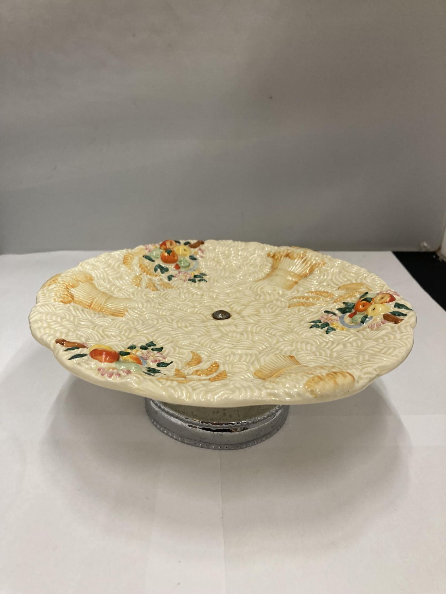 A CLARICE CLIFF 'CELTIC HARVEST' CAKE PLATE ON STAND, DIAMETER 20CM - Image 2 of 2