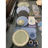 A QUANTITY OF WEDGWOOD JASPERWARE TO INCLUDE PLATES, TRINKET BOX, ETC IN BLUE AND GREEN PLUS A BLACK