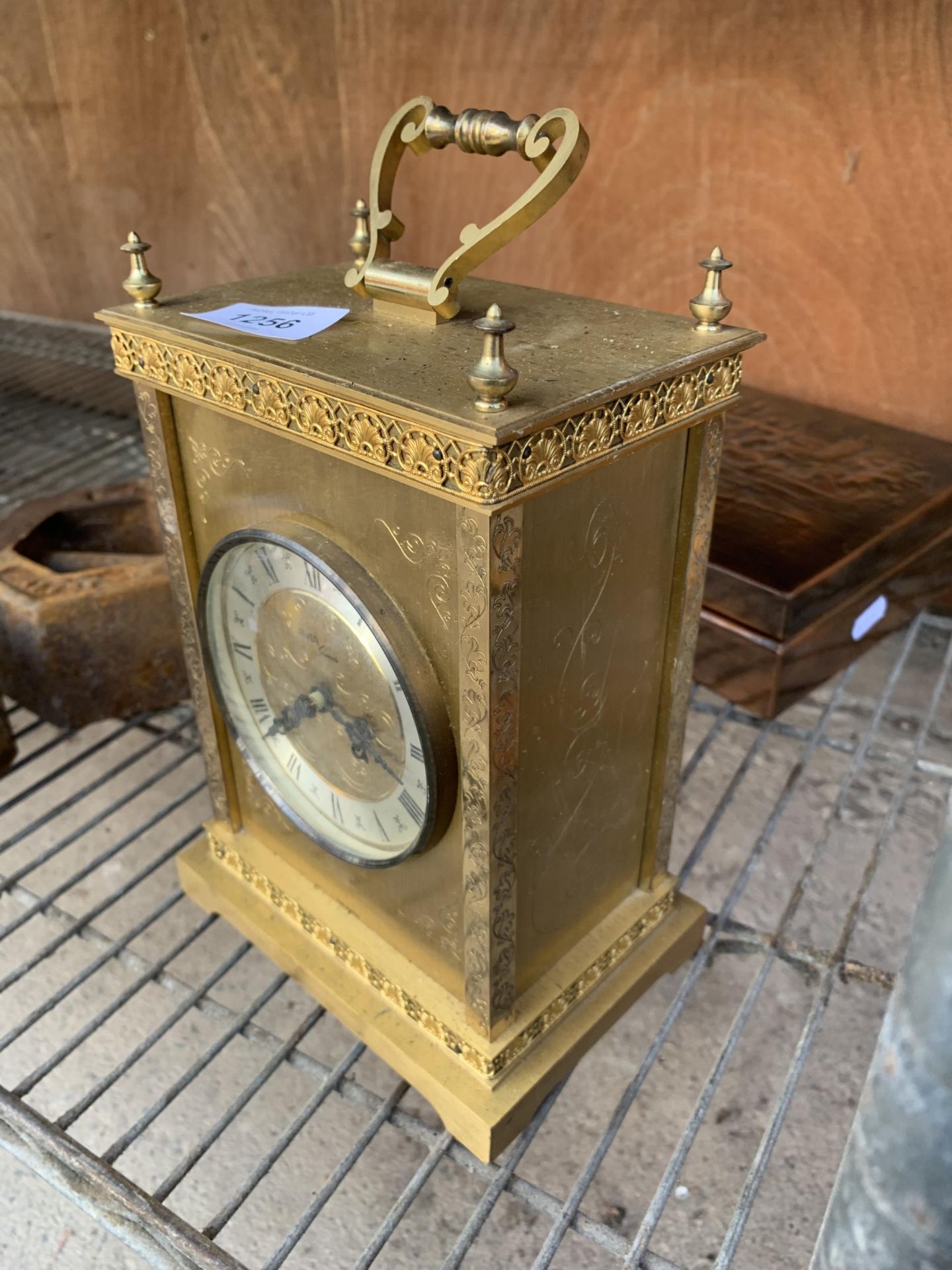 A VINTAGE GILT MANTLE CLOCK - Image 2 of 4