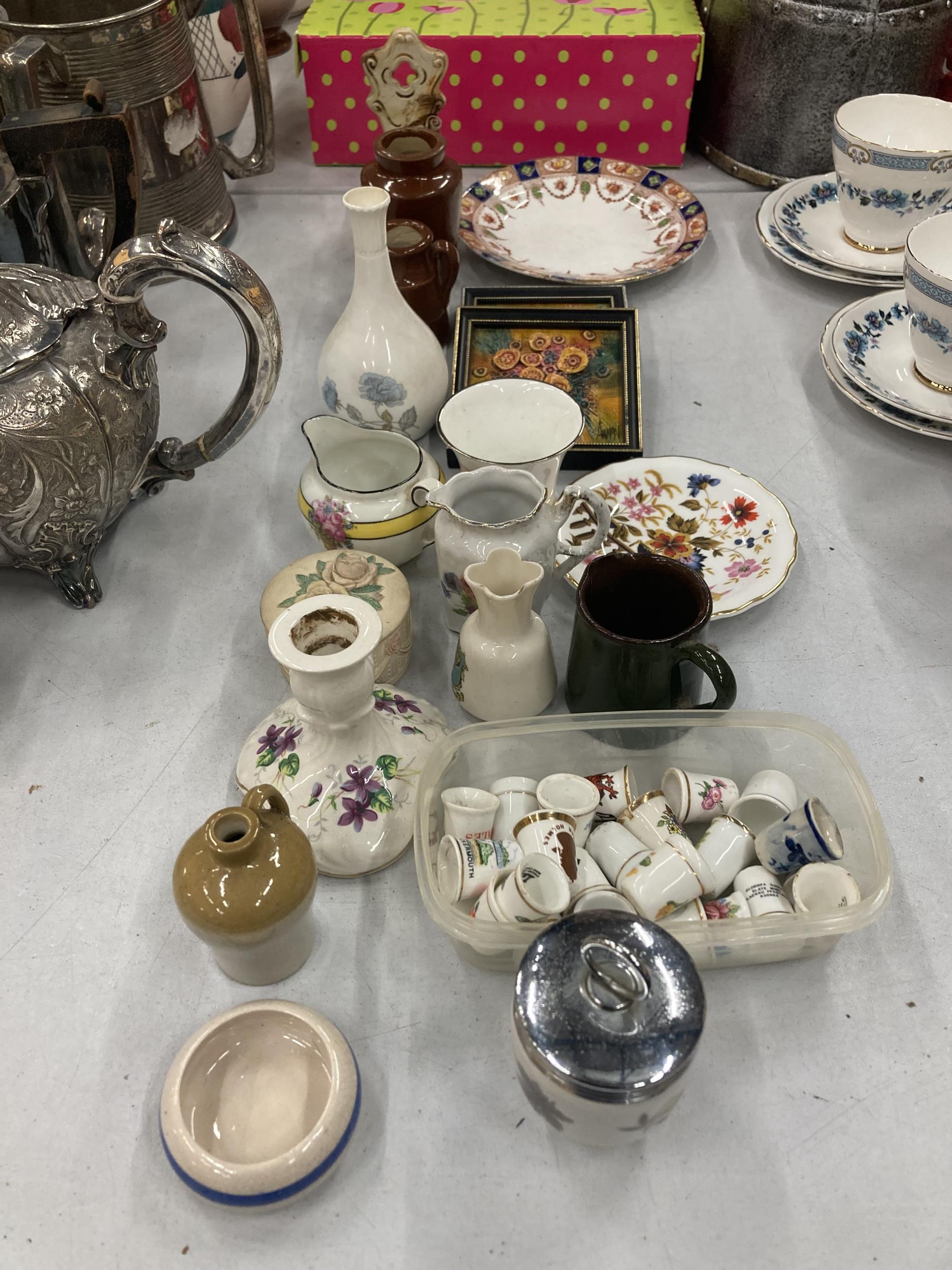 A MIXED LOT OF CERAMICS TO INCLUDE THIMBLES, A ROYAL WORCESTER EGG CODDLER, A CANDLESTICK, PIN