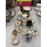 A MIXED LOT OF CERAMICS TO INCLUDE THIMBLES, A ROYAL WORCESTER EGG CODDLER, A CANDLESTICK, PIN