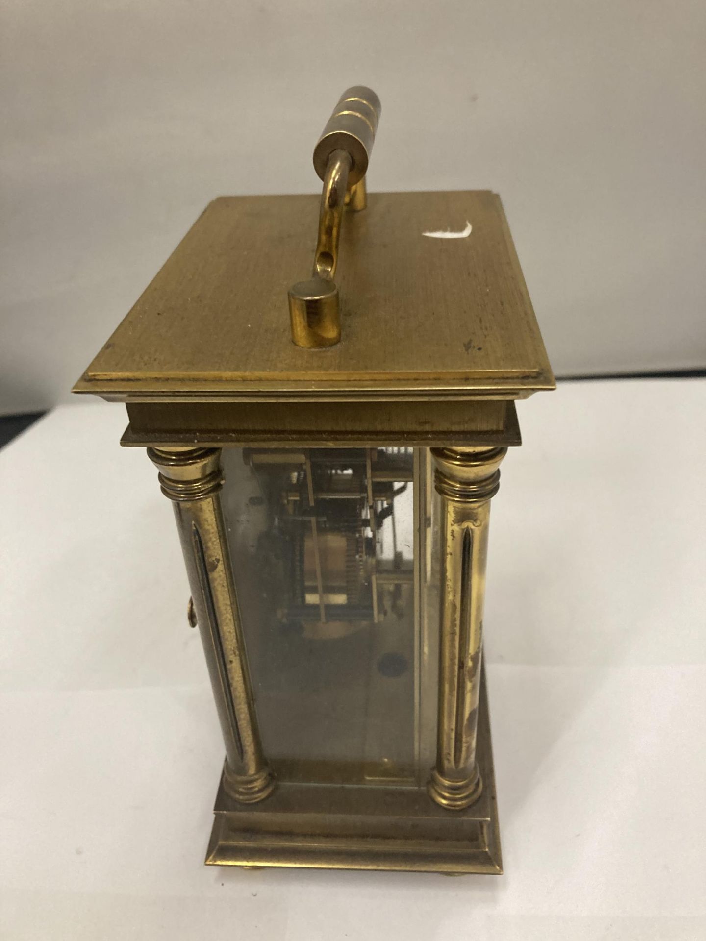 A BRASS EIGHT DAY CARRIAGE CLOCK - Image 2 of 3