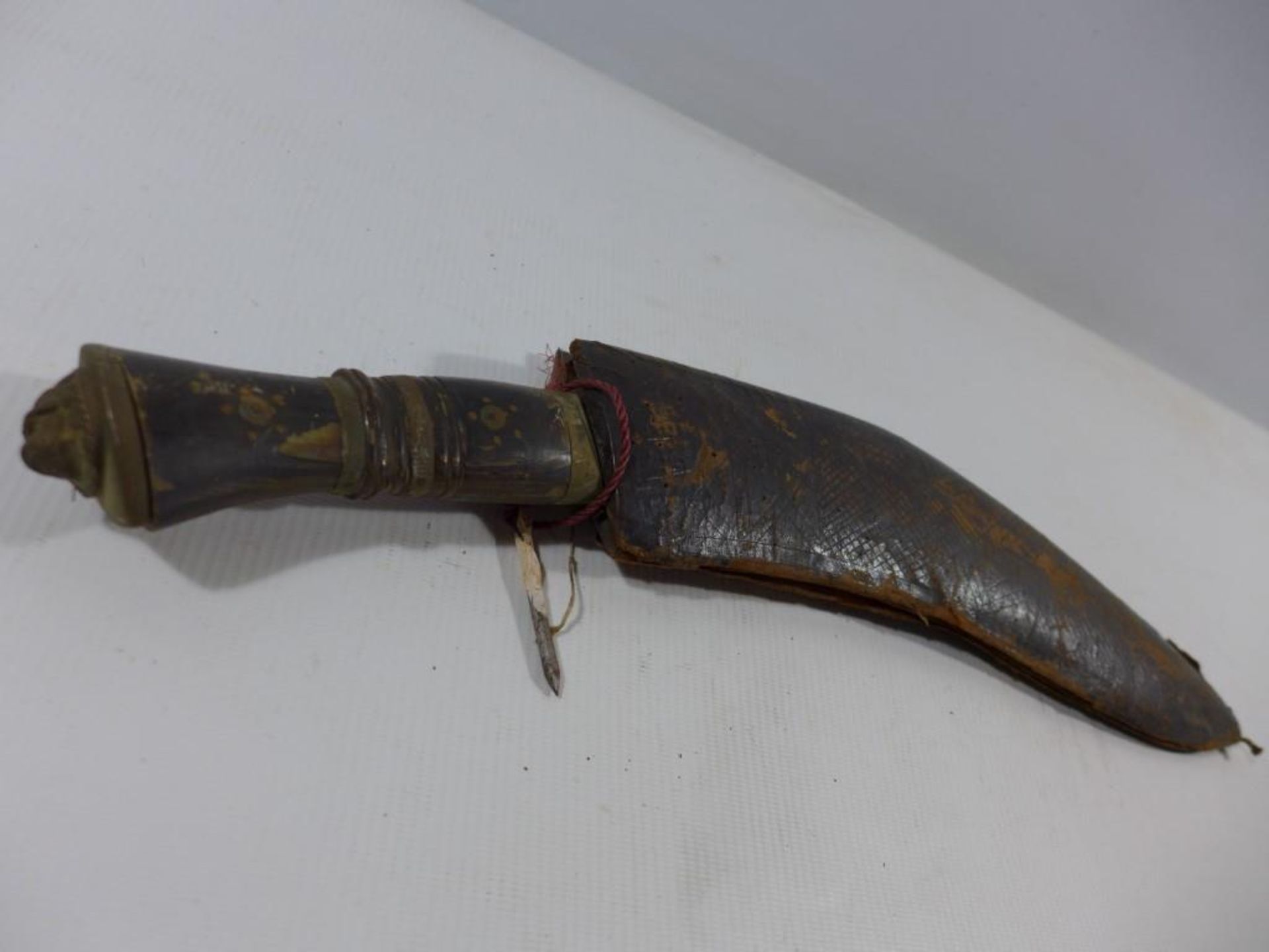 A KUKRI KNIFE AND SCABBARD, 30CM BLADE - Image 3 of 3