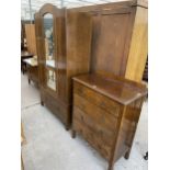 AN EARLY 20TH CENTURY OAK THREE PIECE BEDROOM SUITE COMPRISING CHEST OF FOUR DRAWERS, MIRROR-DOOR