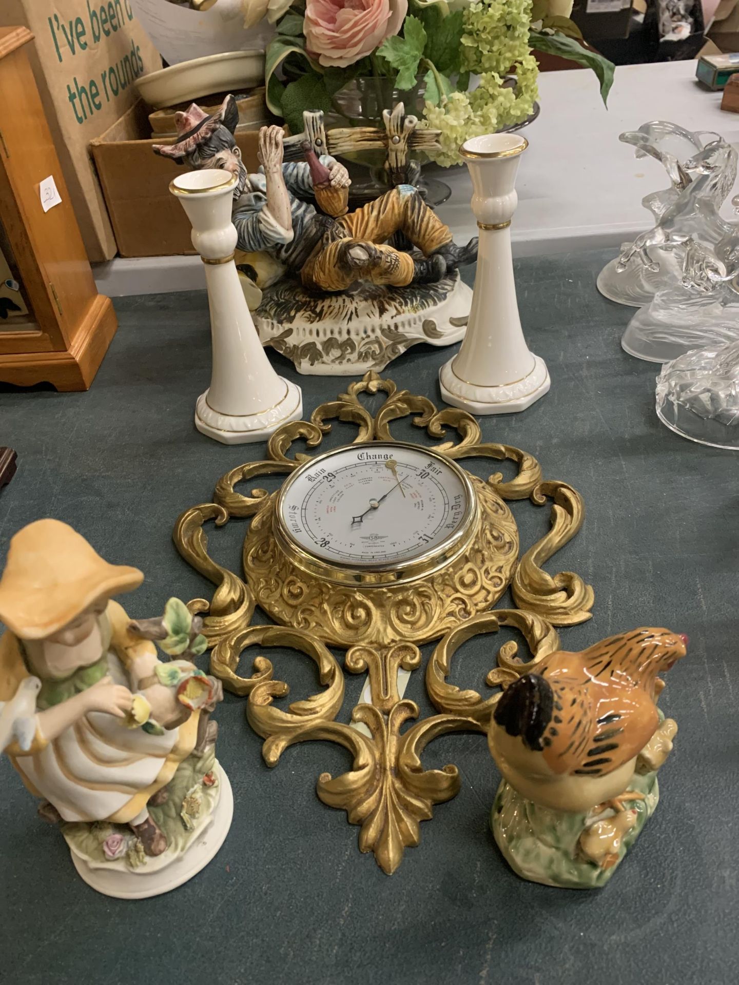 A MIXED LOT TO INCLUDE A GILT FRAMED BAROMETER, CANDLESTICKS, CAPIDOMONTE STYLE FIGURES, ETC