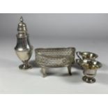 A MIXED LOT OF SILVER TO INCLUDE CHESTER HALLMARKED PEPPERETTE, HEIGHT 12CM, SILVER PIERCED BASKET &