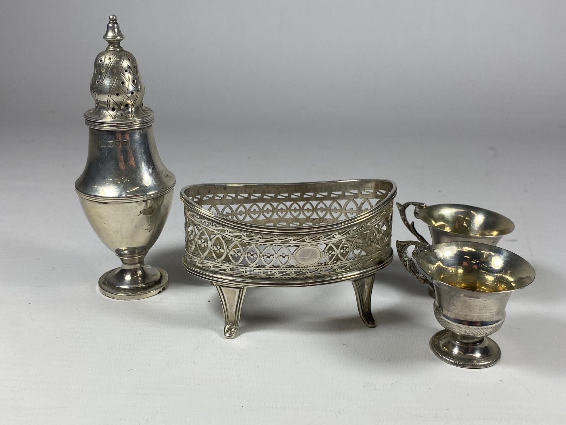 A MIXED LOT OF SILVER TO INCLUDE CHESTER HALLMARKED PEPPERETTE, HEIGHT 12CM, SILVER PIERCED BASKET &