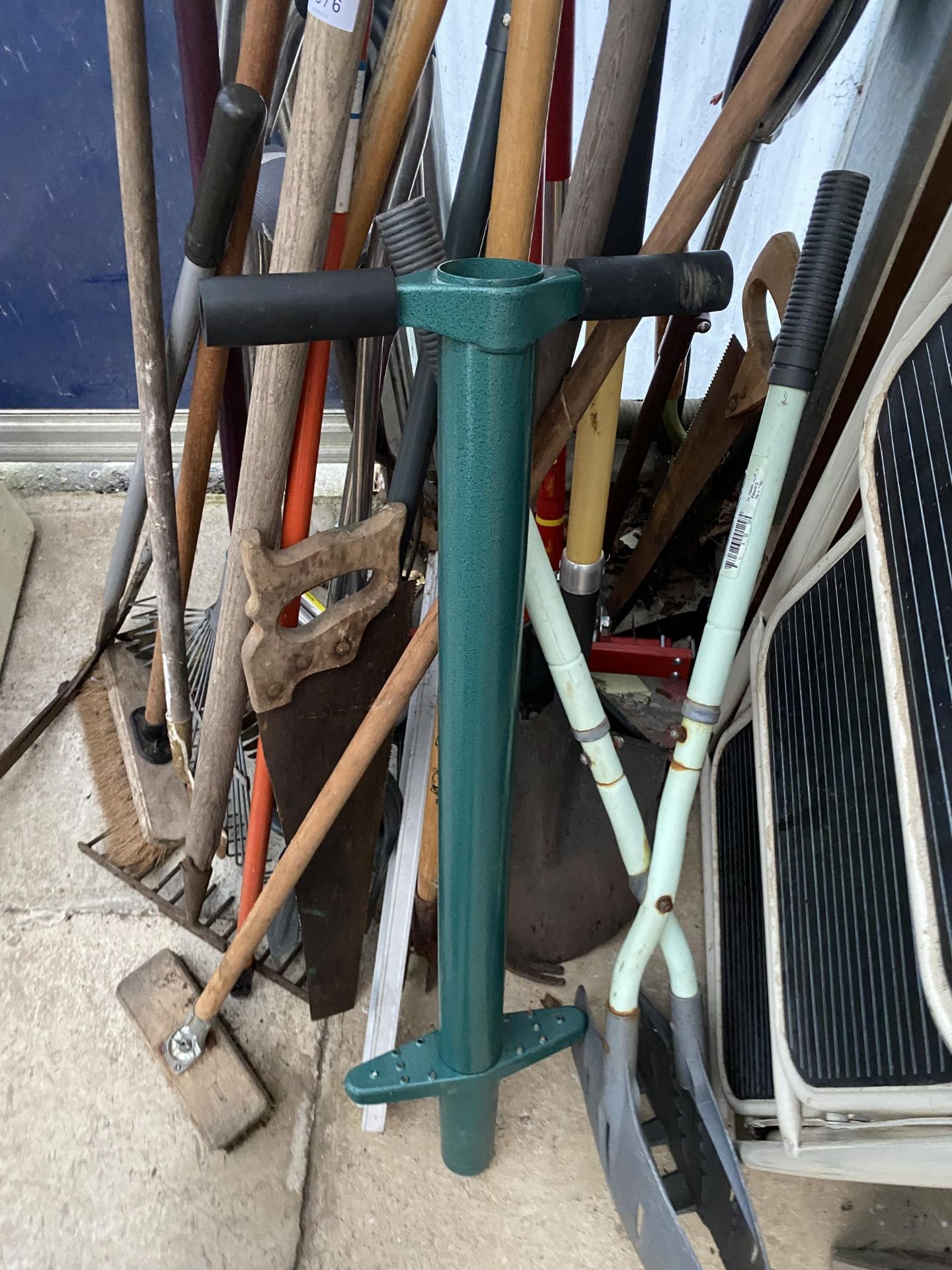 A LARGE ASSORTMENT OF GARDEN TOOLS TO INCLUDE RAKES, BRUSHES AND SPADES ETC - Image 3 of 3