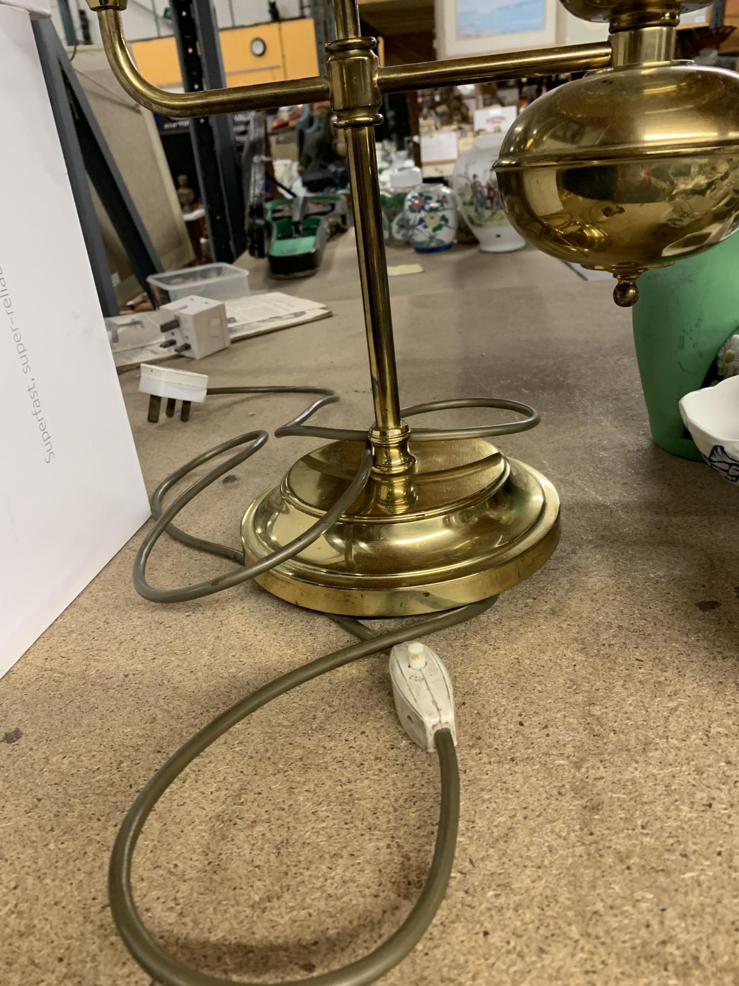 A HEAVY BRASS VINTAGE STYLE LAMP WITH MUSTARD GLASS SHADE AND CLEAR CHIMNEY HEIGHT APPROX 56CM - Image 4 of 4