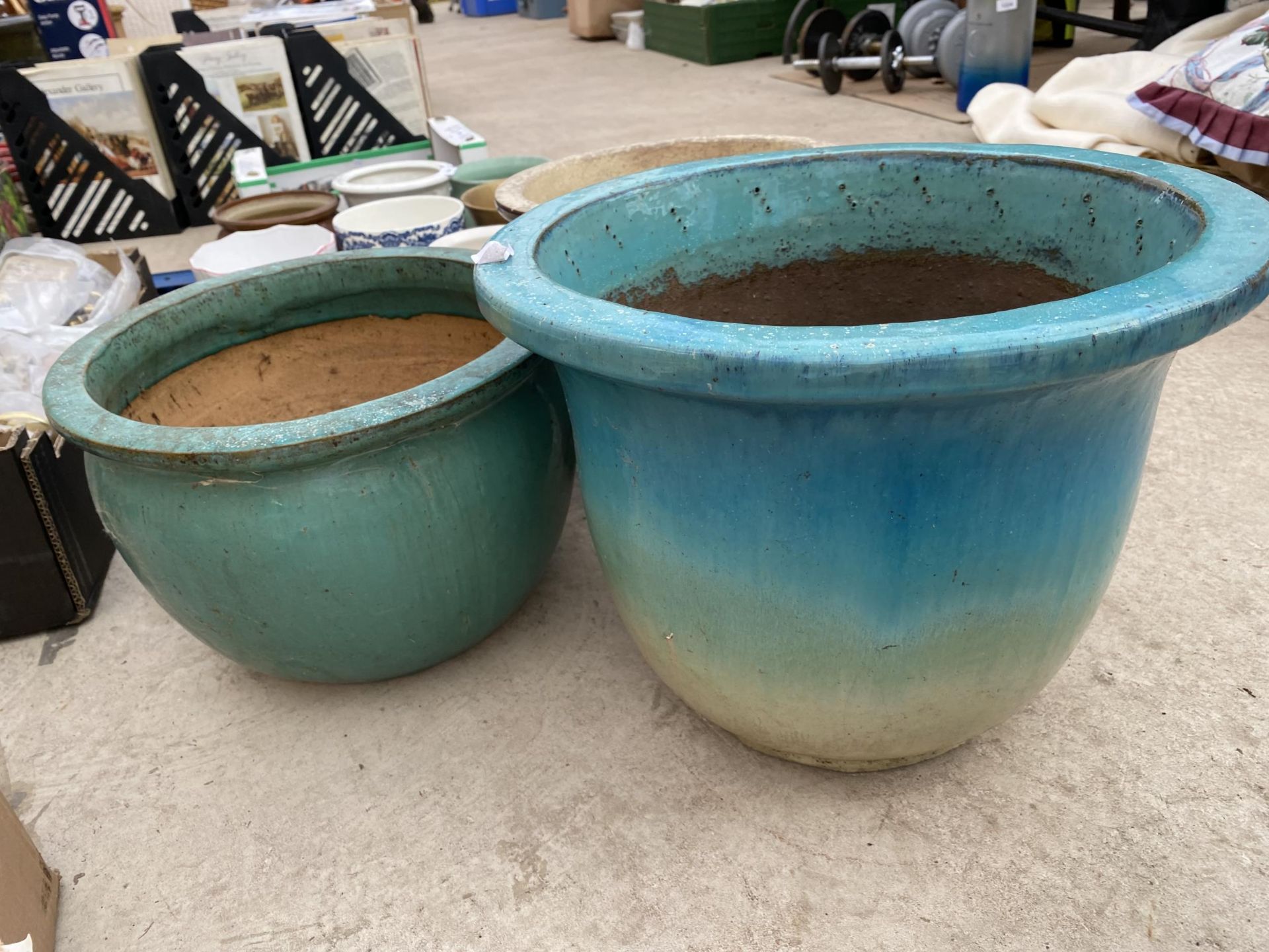 A LARGE ASSORTMENT OF GLAZED AND CERAMIC PLANTERS AND POTS - Bild 2 aus 3