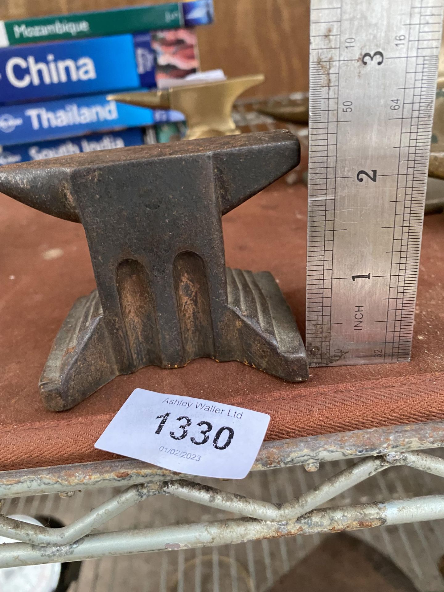 A MINITURE CAST IRON ANVIL - Image 3 of 3
