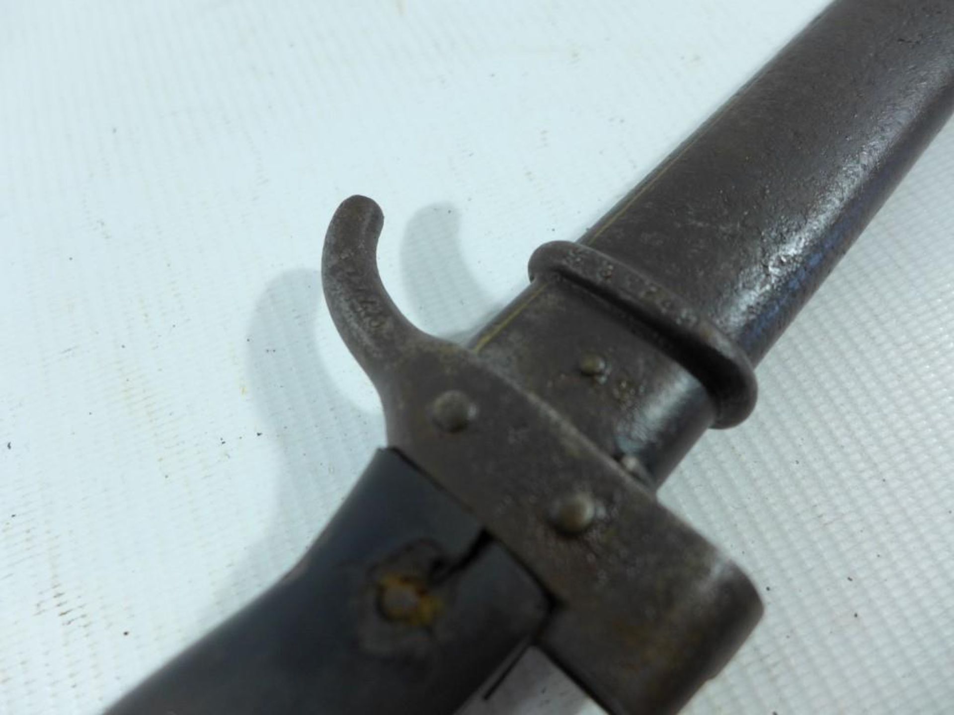 AN UNKNOWN ORIGIN BAYONET AND SCABBARD, 40CM BLADE - Image 7 of 7