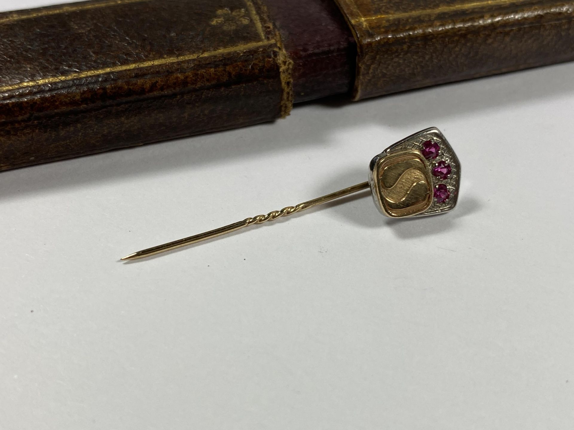 A VINTAGE 9CT YELLOW GOLD & RUBY STICK PIN, WEIGHT 2.26G - Image 2 of 3