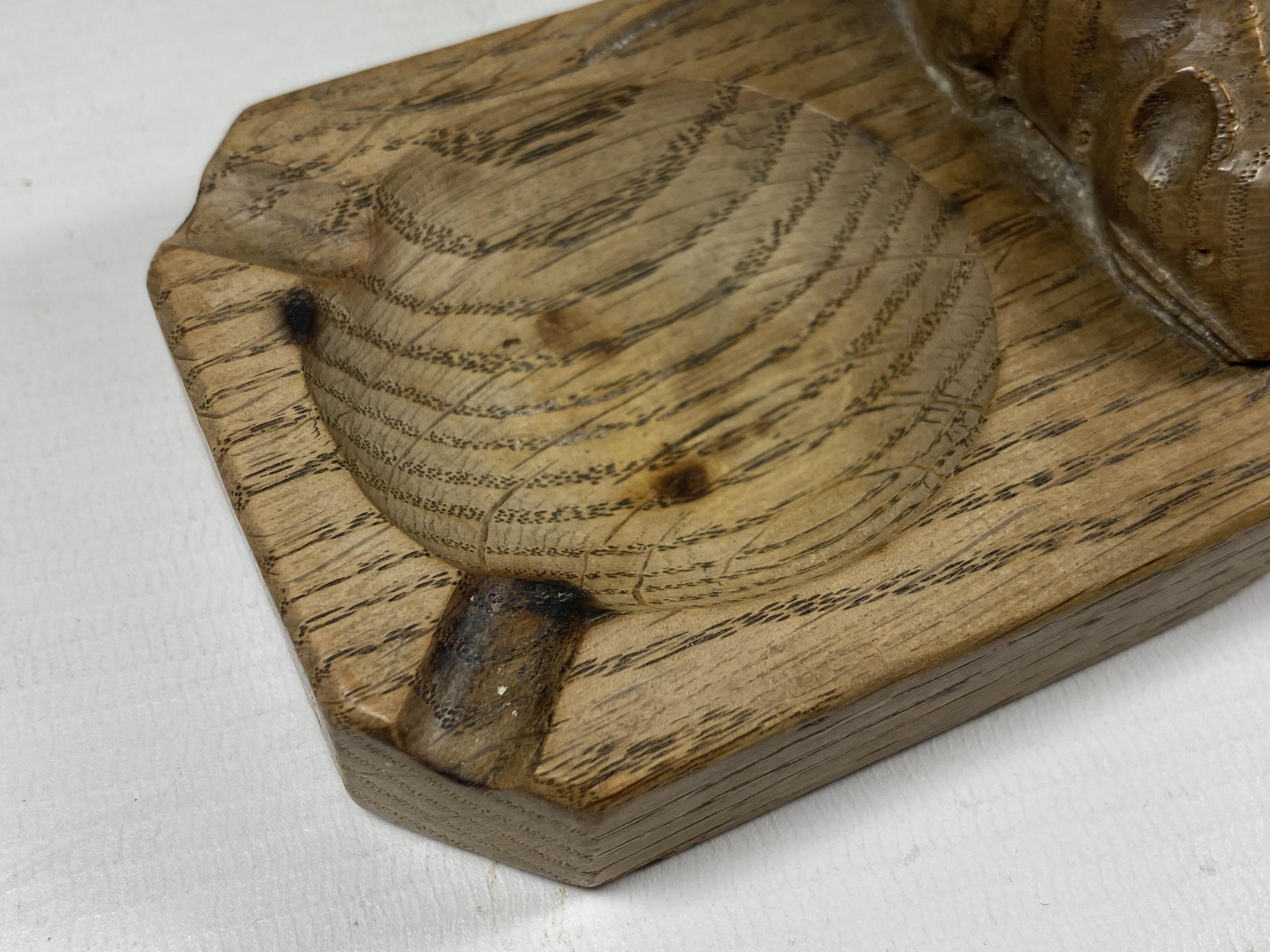 A ROBERT THOMPSON OF KILBURN, 1960'S MOUSEMAN ASHTRAY, LENGTH 10.5CM - Bild 3 aus 4