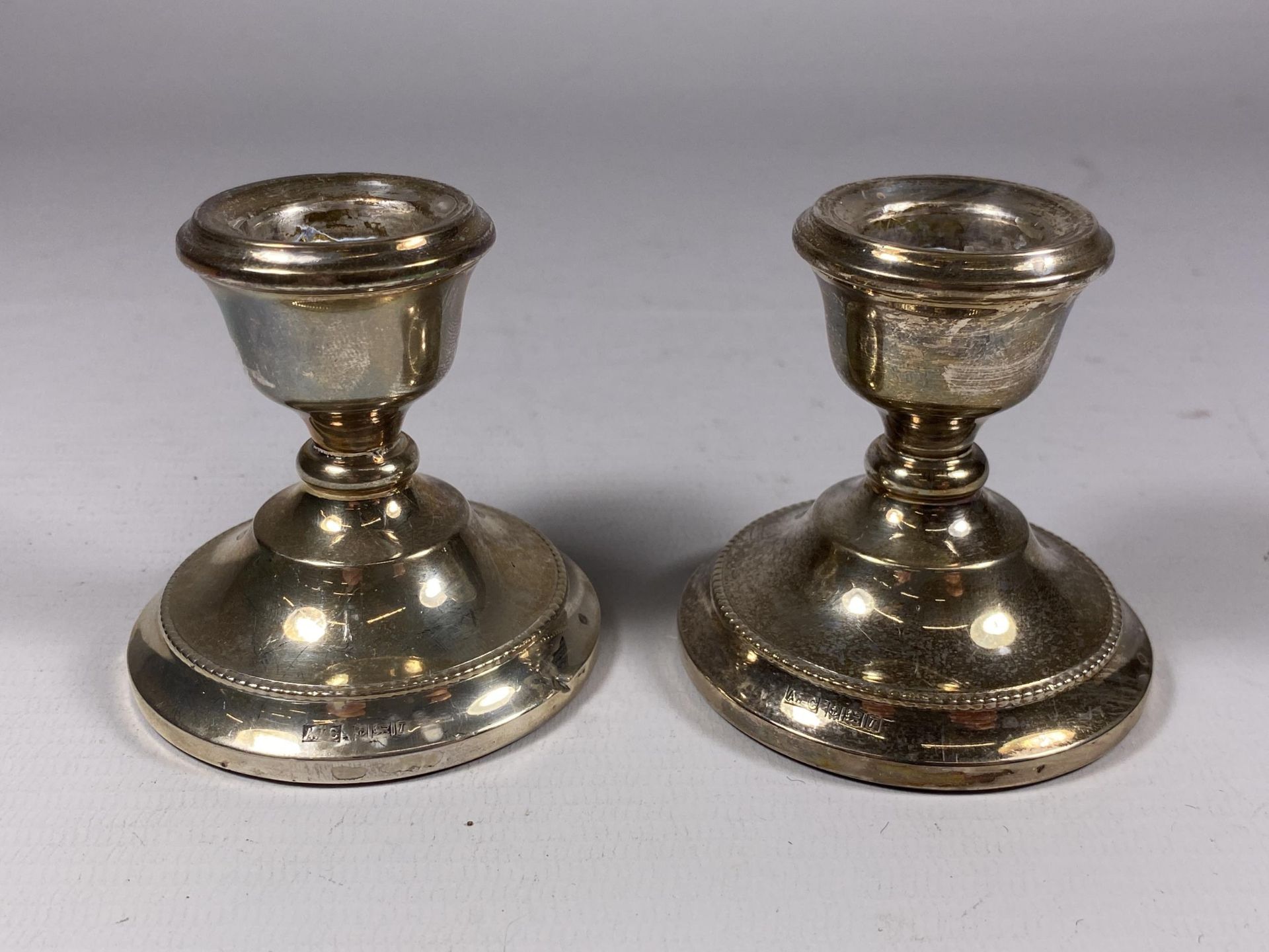 A PAIR OF BIRMINGHAM HALLMARKED SILVER DWARF CANDLESTICKS, HEIGHT 7CM