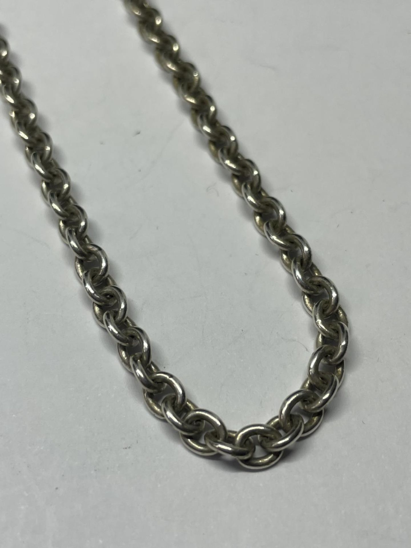 A SILVER NECKLACE LENGTH 18 INCHES - Image 2 of 3