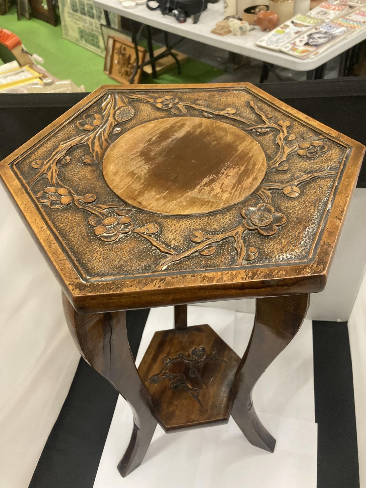A MAHOGANY PLANT STAND WITH CARVED FOLIATE DECORATION HEIGHT 61CM