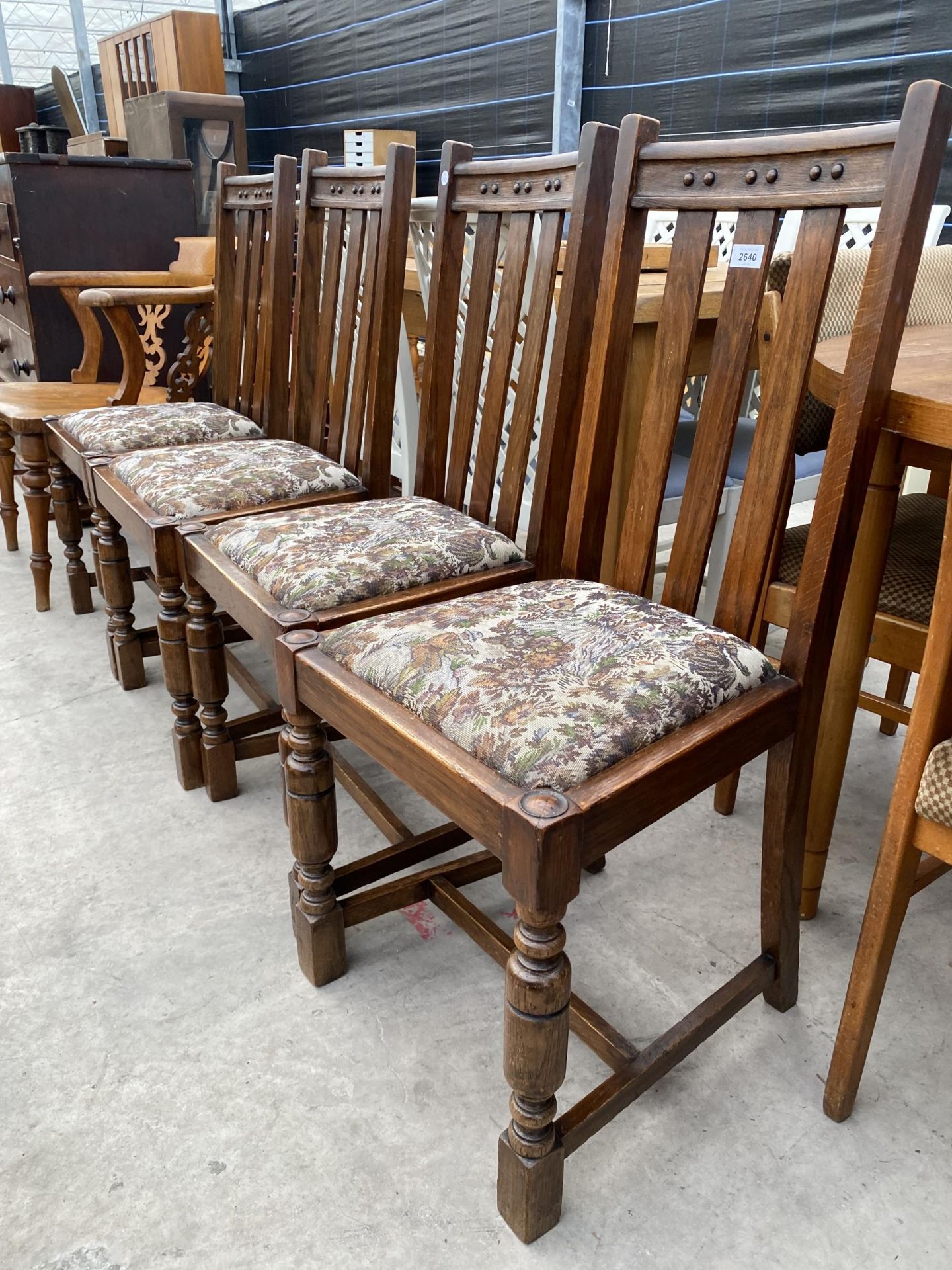 A SET OF FOUR EARLY 20TH CENTURY OAK DINING CHAIRS - Image 2 of 4