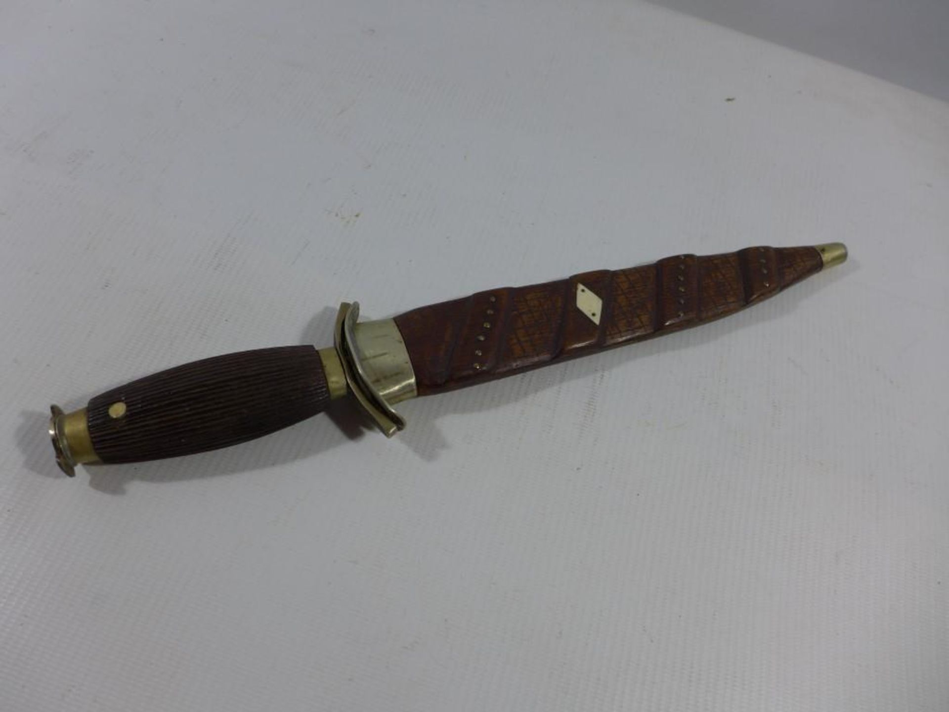 AN UNUSUAL KNIFE AND SCABBARD, 20.5CM BLADE - Image 5 of 5