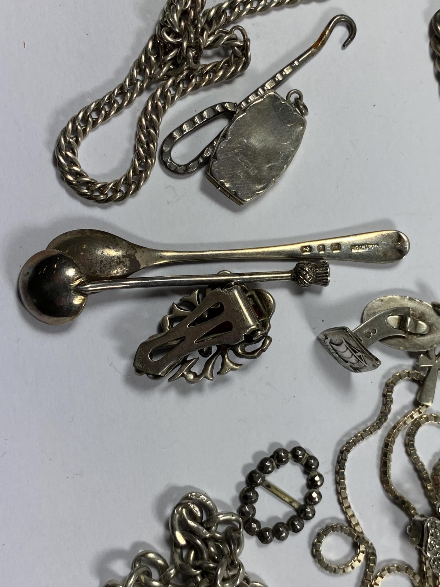 A MIXED LOT OF SILVER AND WHITE METAL ITEMS TO INCLUDE SILVER MUSTARD SPOON, SILVER PENDANT ETC - Image 2 of 4