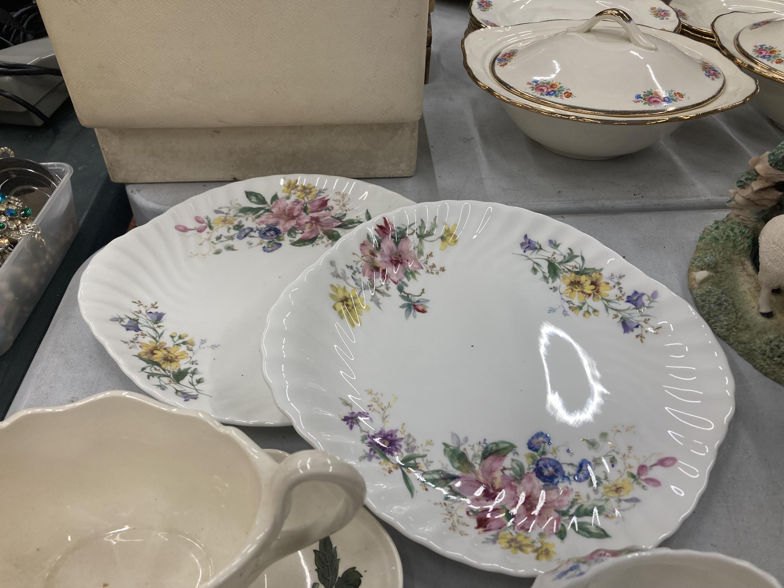 A QUANTITY OF ROYAL DOULTON 'ARCADIA' TO INCLUDE CUPS, SAUCERS, SIDE PLATES, CAKE PLATES PLUS A - Image 4 of 5