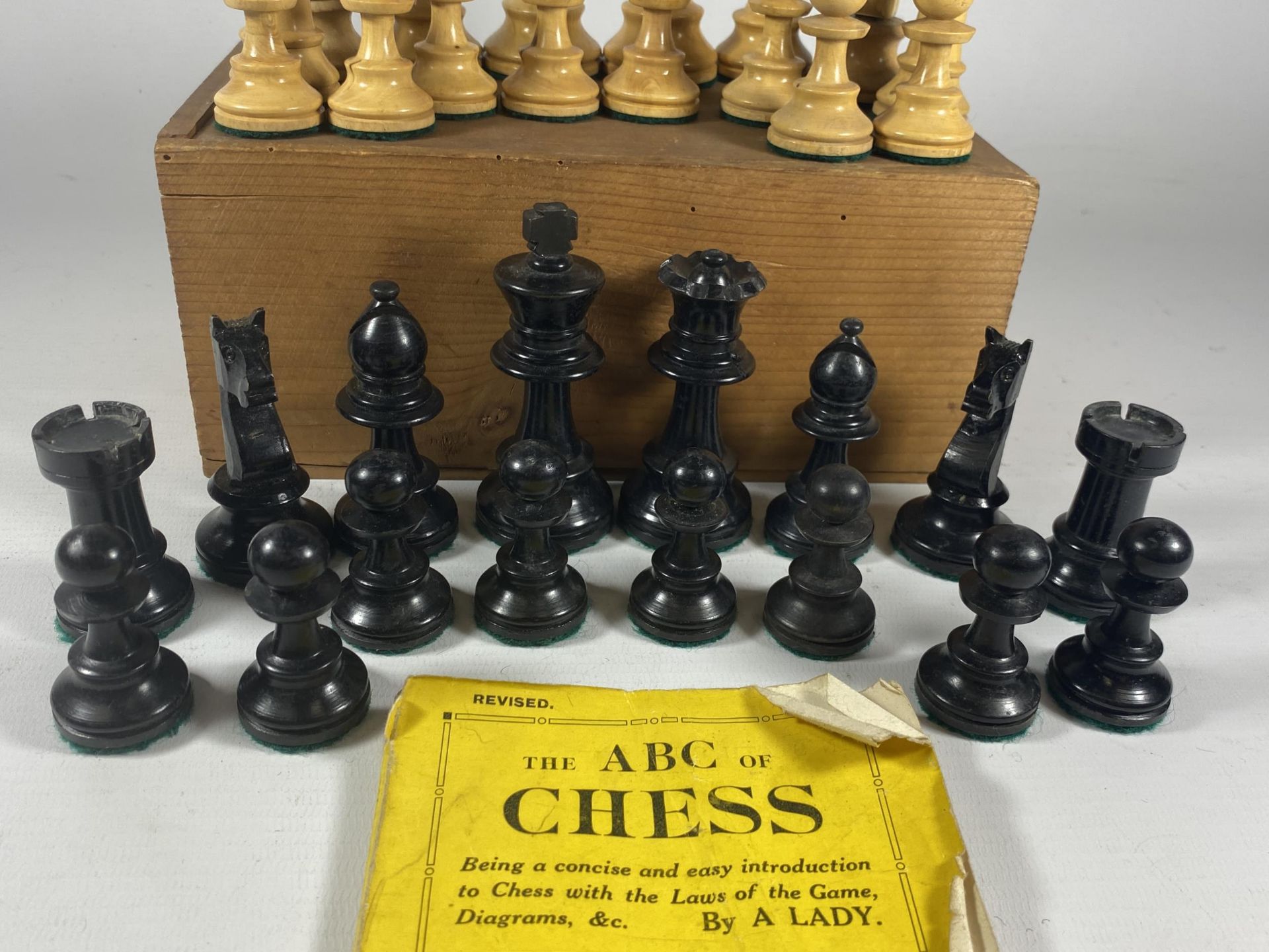 A VINTAGE STAUNTON STYLE EBONY & SATINWOOD CHESS SET IN ORIGINAL WOODEN STORAGE BOX, KING HEIGHT - Image 3 of 3