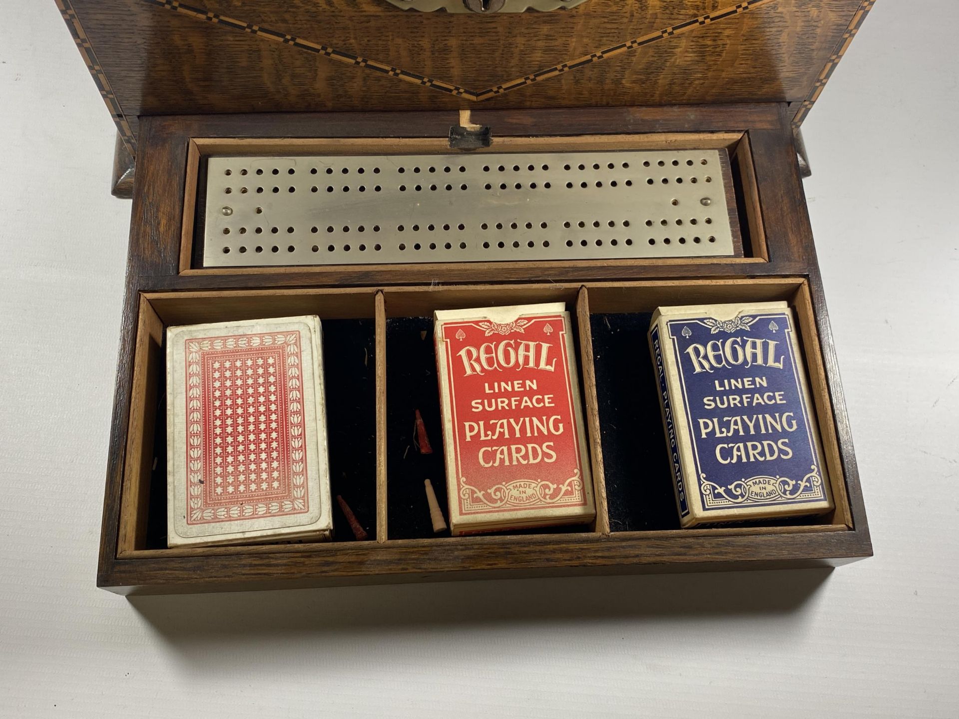 AN EDWARDIAN INLAID OAK THREE BOTTLE TANTALUS HOLDER WITH TWIN LIDDED COMPARTMENT AND LOWER DRAWER - Image 3 of 6