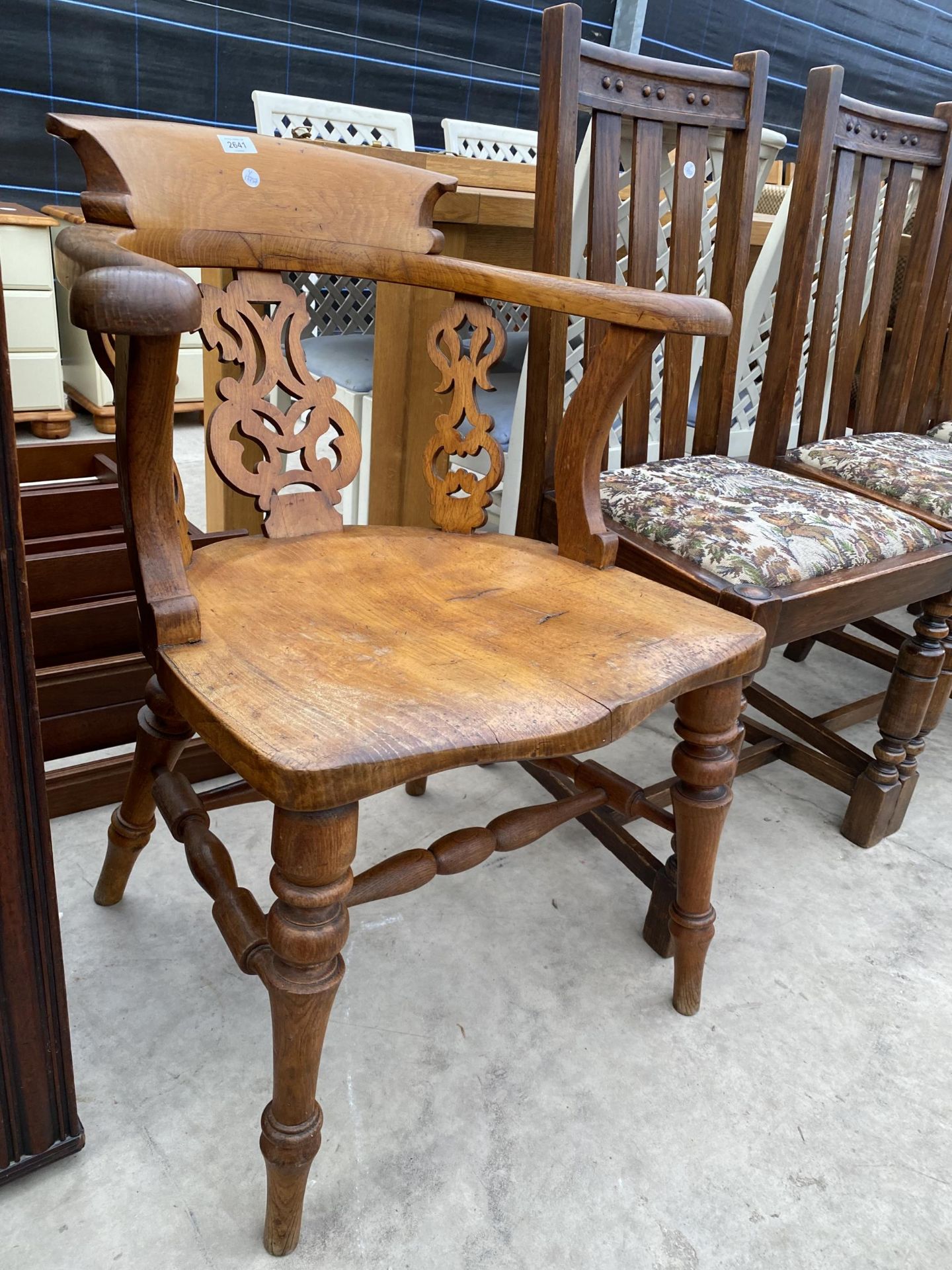 A VICTORIAN ELM AND OAK ELBOW CHAIR WITH SWEPT ARMS AND PIERCED SPLAT BACK - Image 2 of 4
