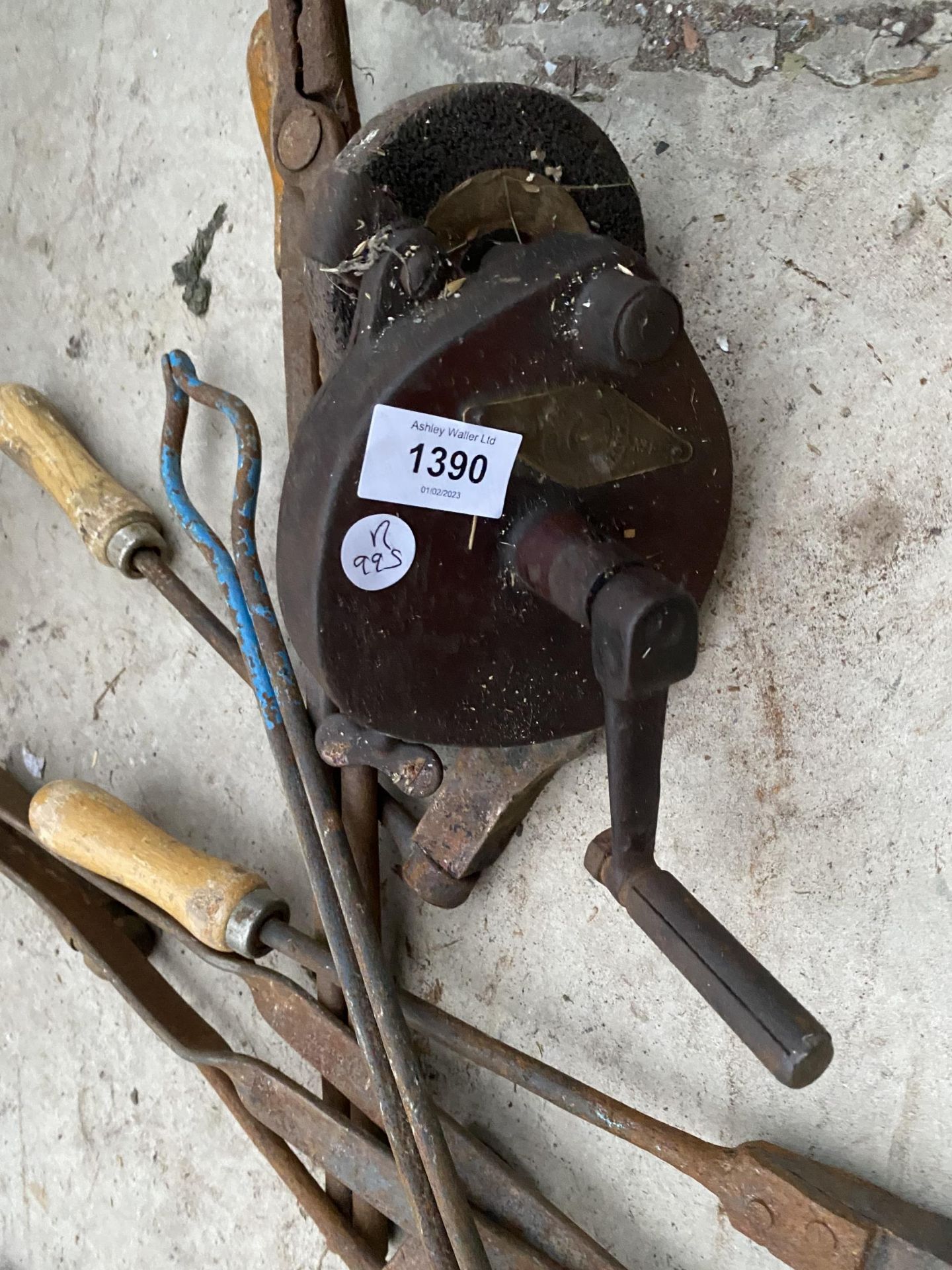 AN ASSORTMENT OF VINTAGE BLACK SMITH TOOLS TO INCLUDE A MANUAL GRIND STONE ETC - Image 2 of 3