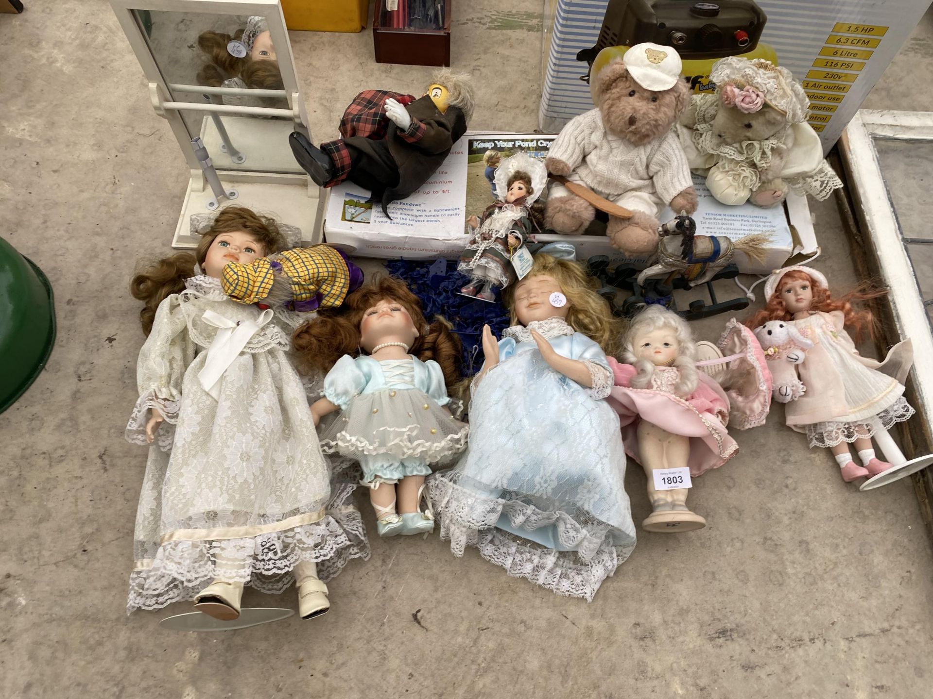 A LARGE ASSORTMENT OF VINTAGE DOLLS