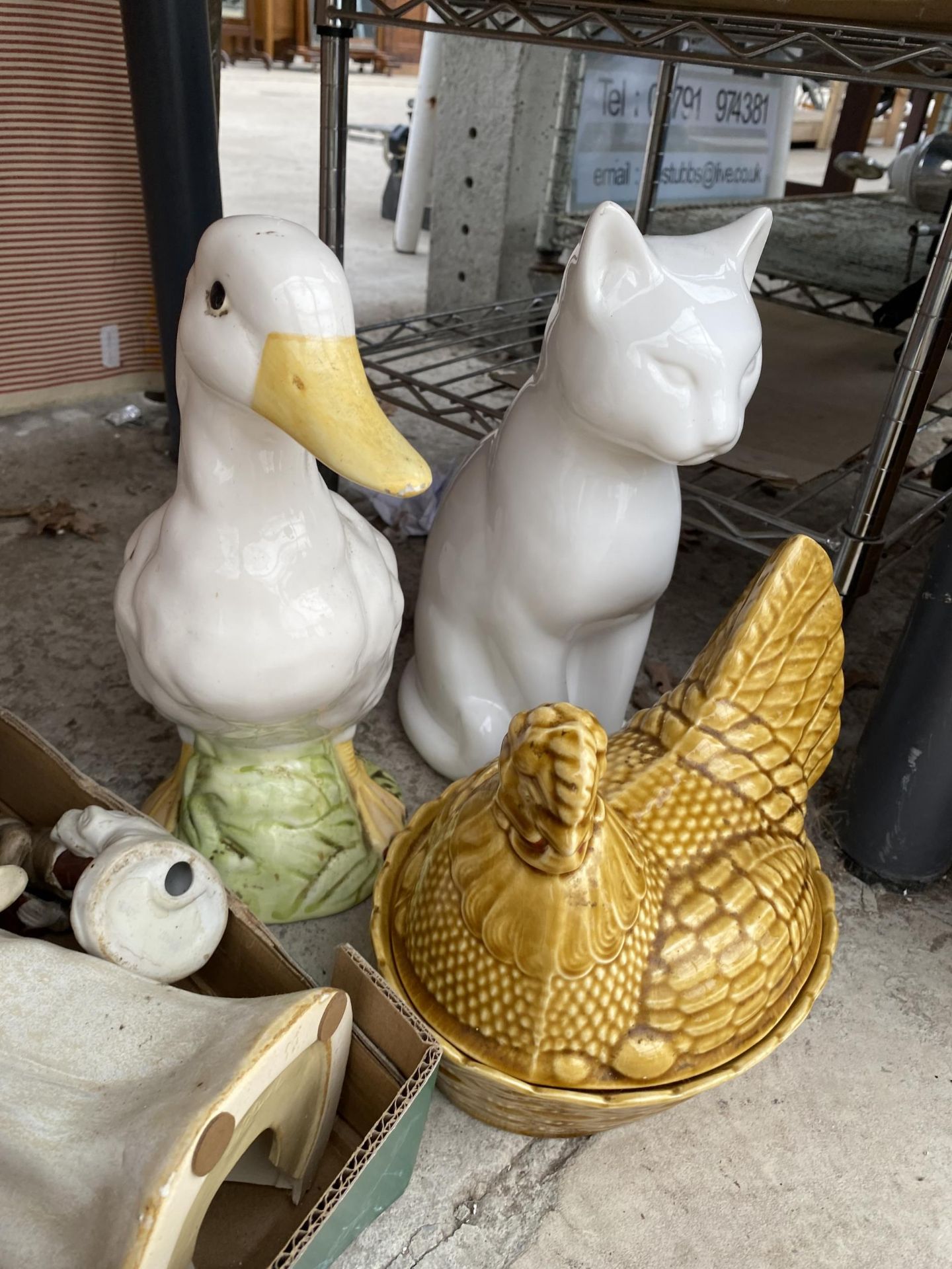 A LARGE ASSORTMENT OF CERAMIC ANIMAL FIGURES TO INCLUDE CATS AND CHICKENS ETC - Image 5 of 5