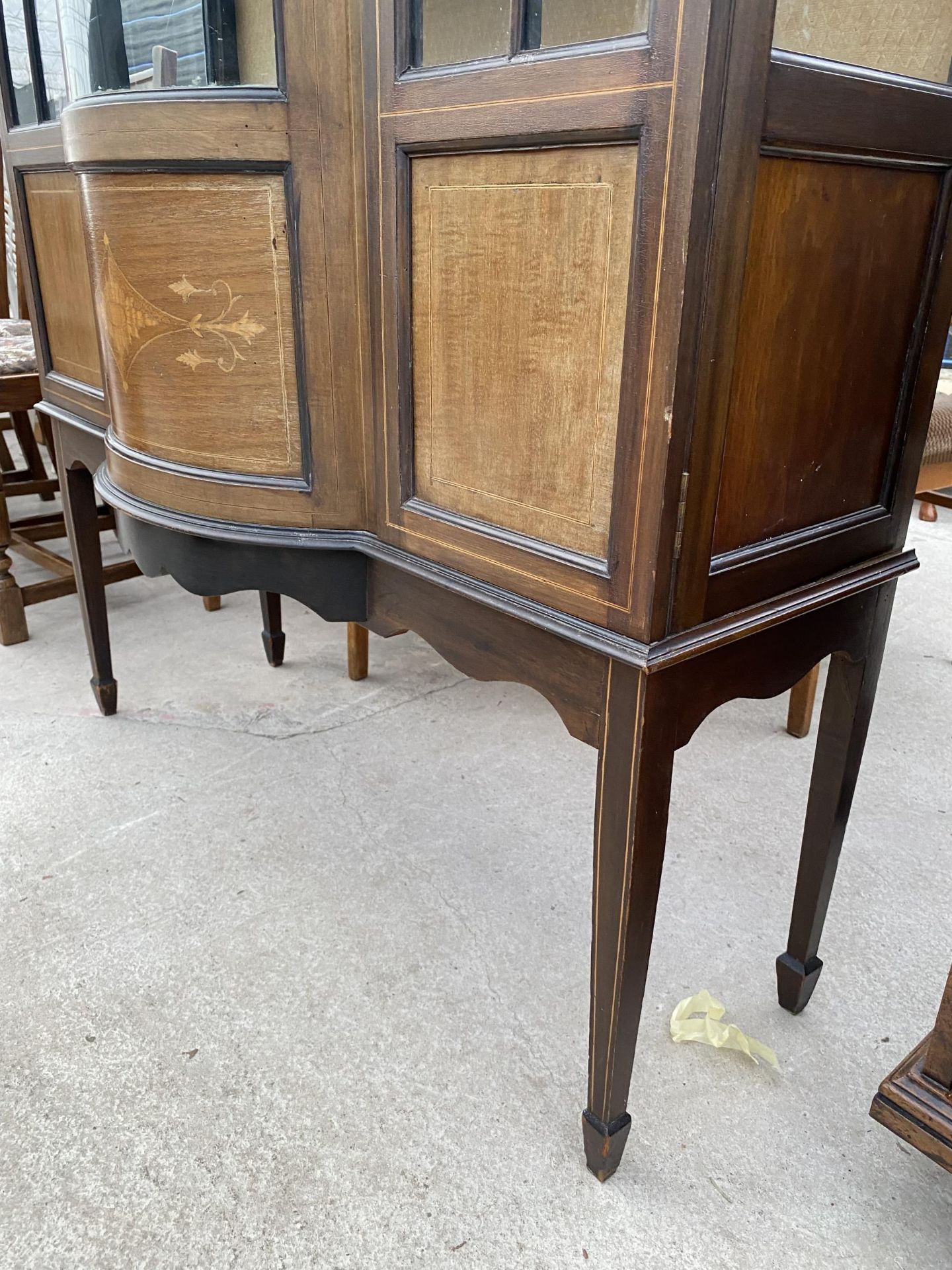 AN EDWARDIAN MAHOGANY AND INLAID BOWFRONTED CHINA DISPLAY CABINET ON TAPERED LEGS, WITH SPADE - Image 3 of 7