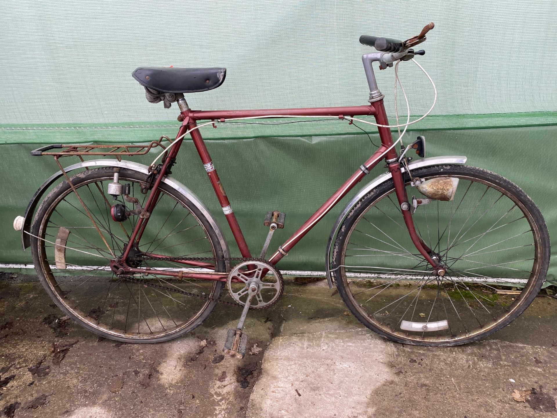 A VINTAGE GENTS BIKE WITH SINGLE GEAR SYSTEM