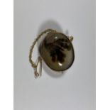 A VINTAGE 9CT YELLOW GOLD CASED GLASS BROOCH