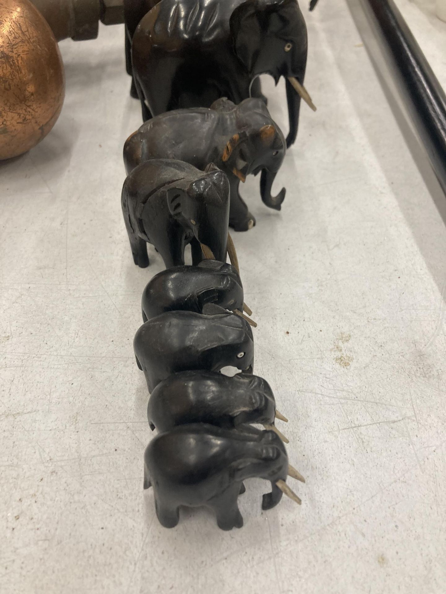 A COLLECTION OF HARDWOOD CARVED ELEPHANTS IN VARYING SIZES - 10 IN TOTAL - Image 2 of 3