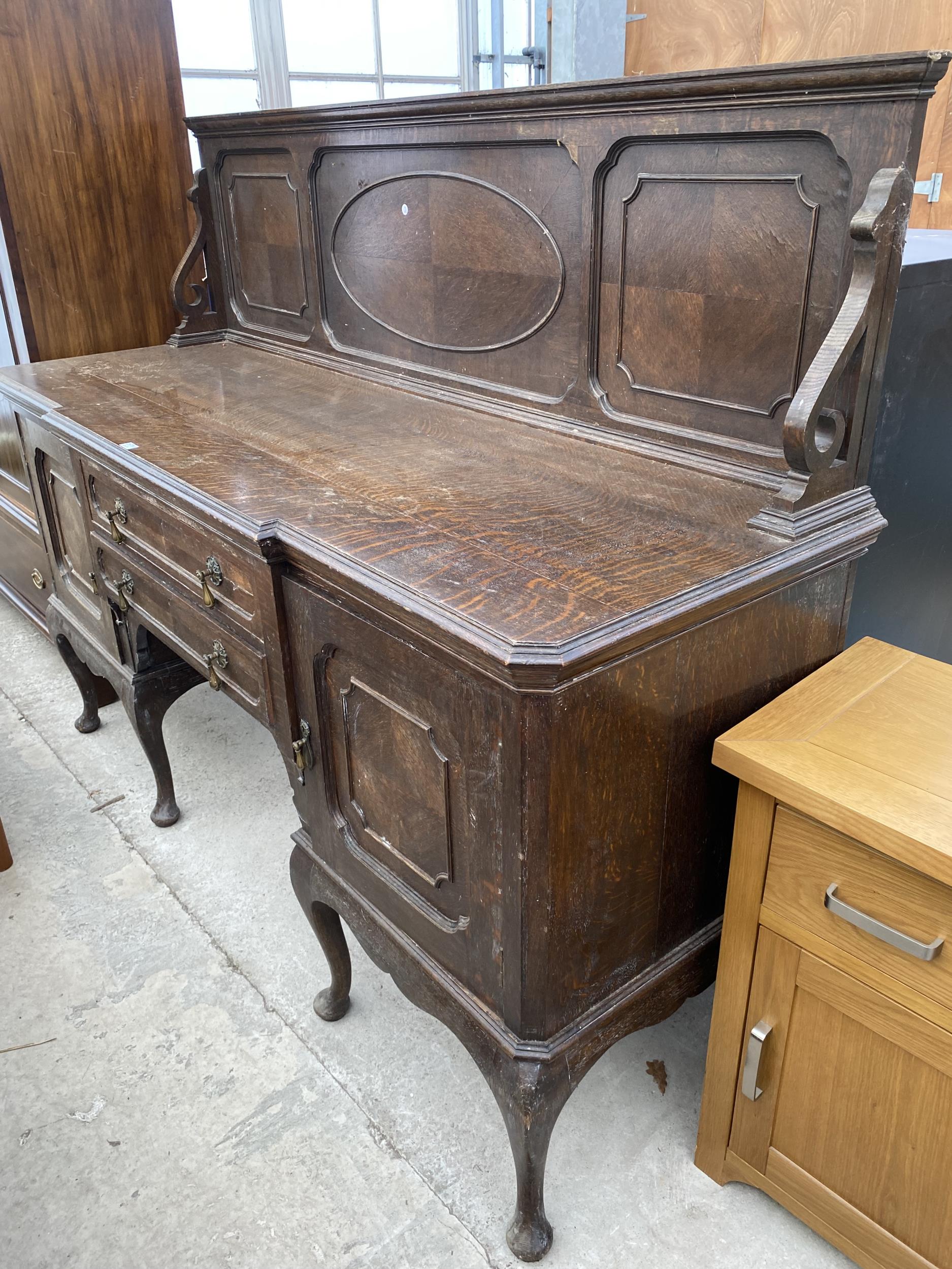 AN EARLY 20TH CENTURY OAK BREAKFRONT SIDEBOARD WITH RAISED BACK, ENCLOSING TWO CUPBOARDS AND TWO - Image 2 of 6