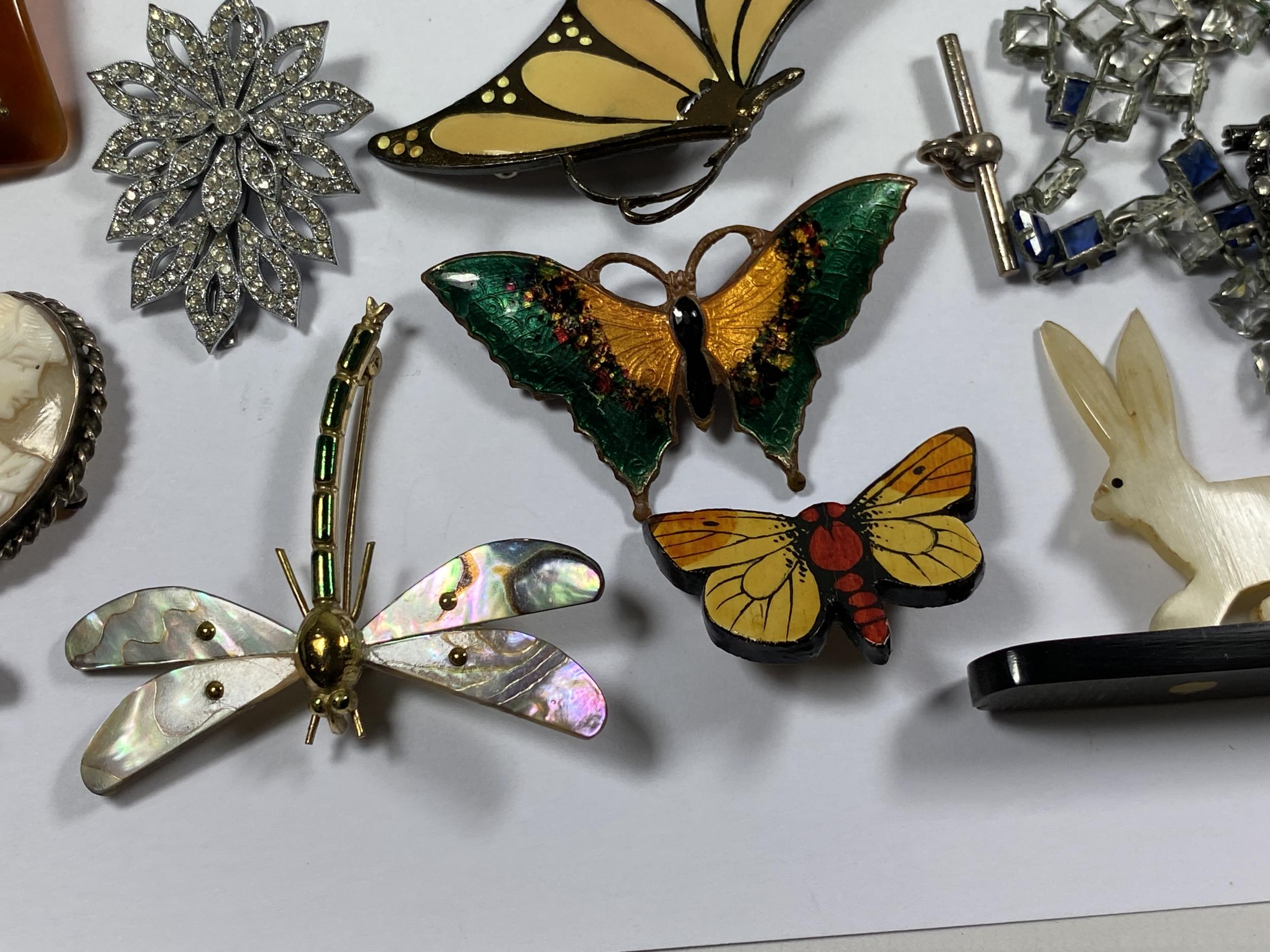 A MIXED LOT OF VINTAGE AND FURTHER COSTUME JEWELLERY, BUTTERFLY BROOCHES, CAMEO BROOCH, 9CT YELLOW - Image 2 of 5